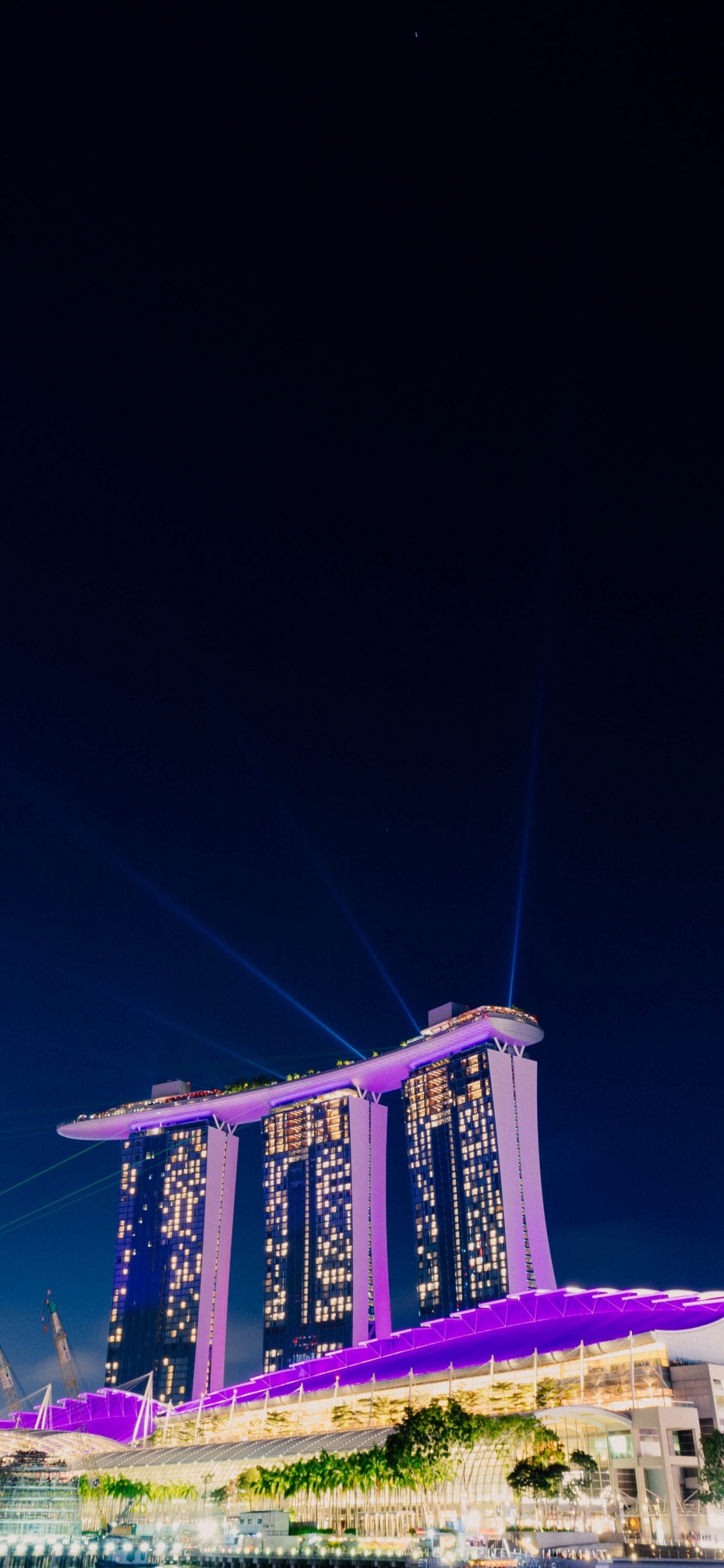 Обои здание, пурпур, освещение, архитектура, городской пейзаж в разрешении 1125x2436