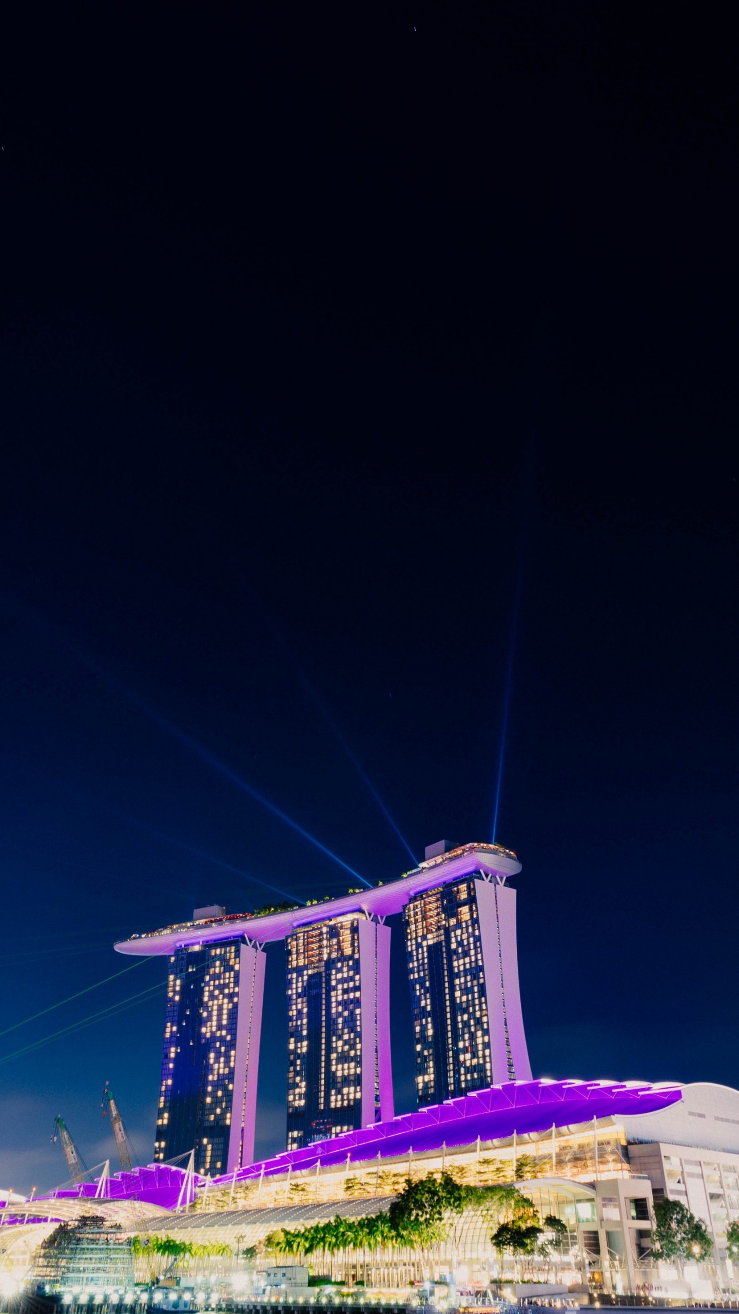 Обои здание, пурпур, освещение, архитектура, городской пейзаж в разрешении 1440x2560