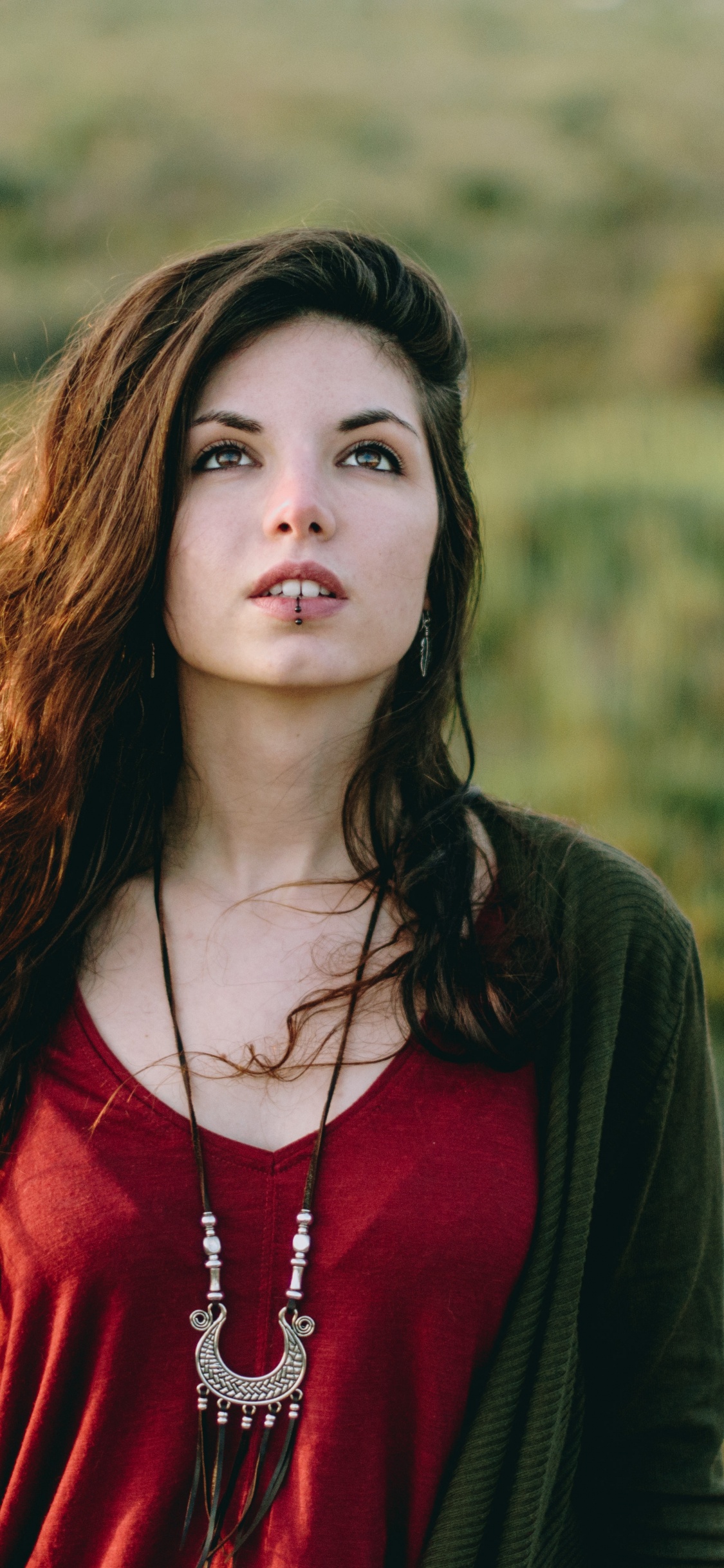 Обои красота, длинные волосы, прическа, девушка, трава в разрешении 1125x2436