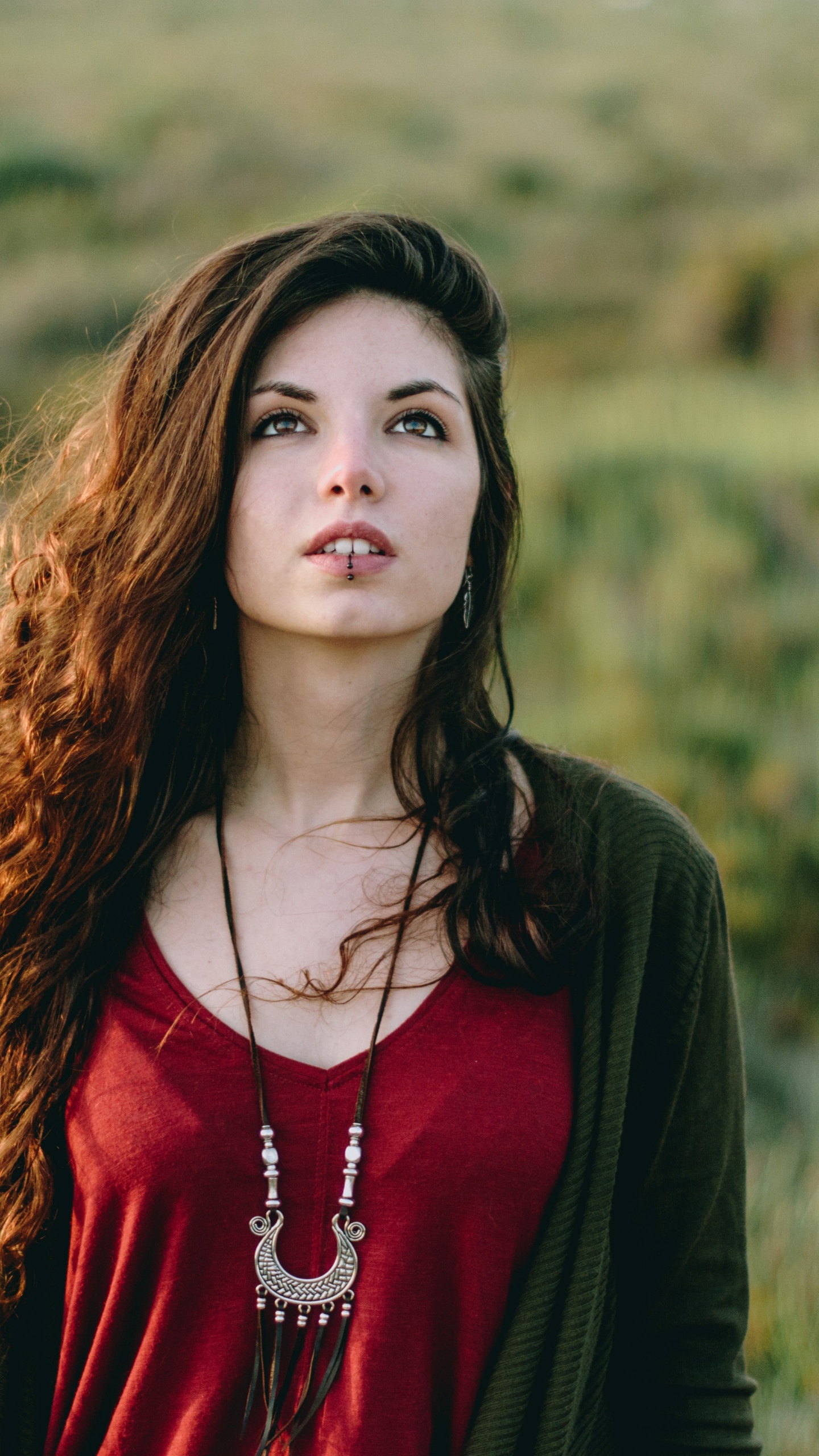 Обои красота, длинные волосы, прическа, девушка, трава в разрешении 1440x2560