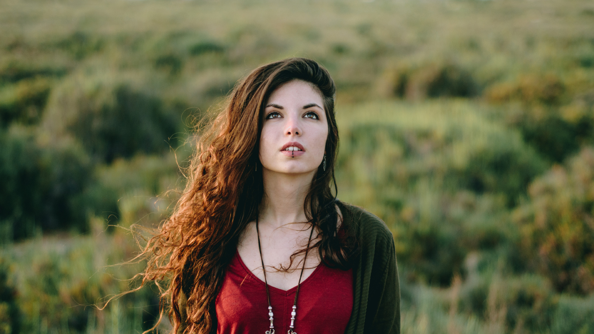 Обои красота, длинные волосы, прическа, девушка, трава в разрешении 1920x1080