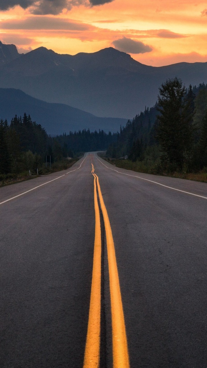 Обои дорога, гора, облако, свет, природа в разрешении 720x1280