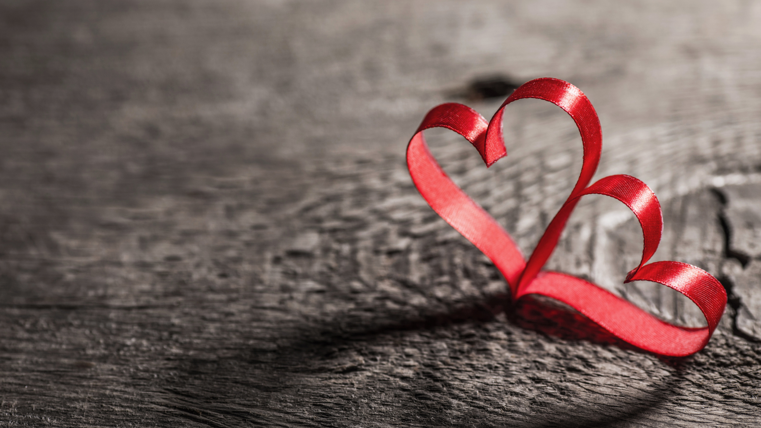 Обои сердце, красный цвет, любовь, палец, День Святого Валентина в разрешении 2560x1440
