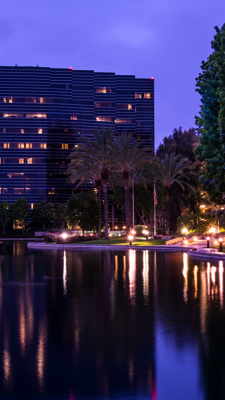 Обои отражение, вода, ночь, синий, город в разрешении 720x1280