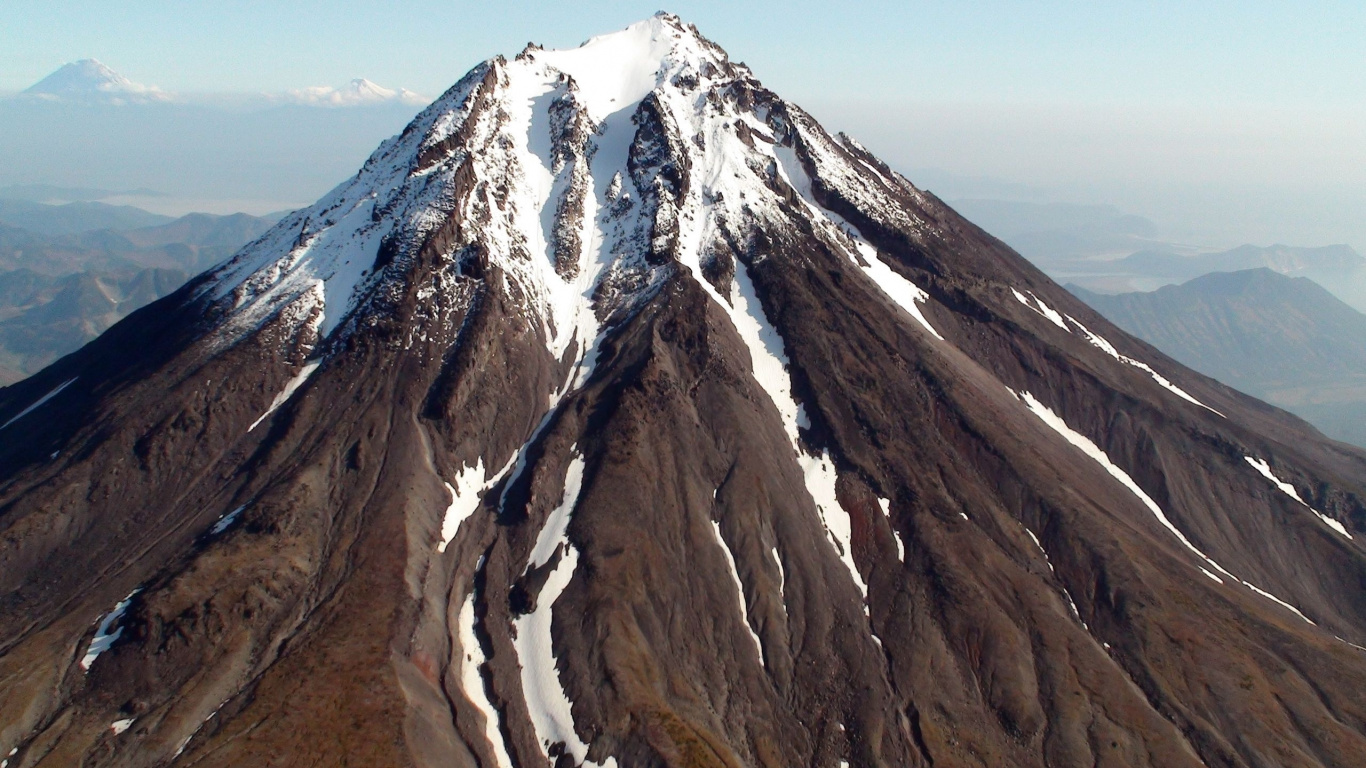 Обои вулканы камчатки, Камчатский полуостров, вулкан, горный рельеф, гора в разрешении 1366x768