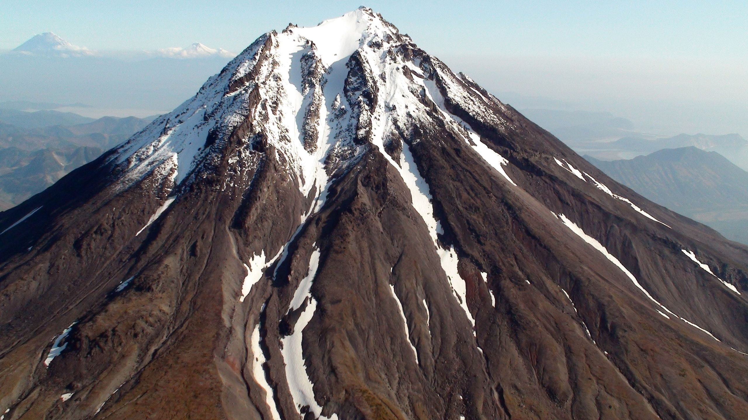 Обои вулканы камчатки, Камчатский полуостров, вулкан, горный рельеф, гора в разрешении 2560x1440