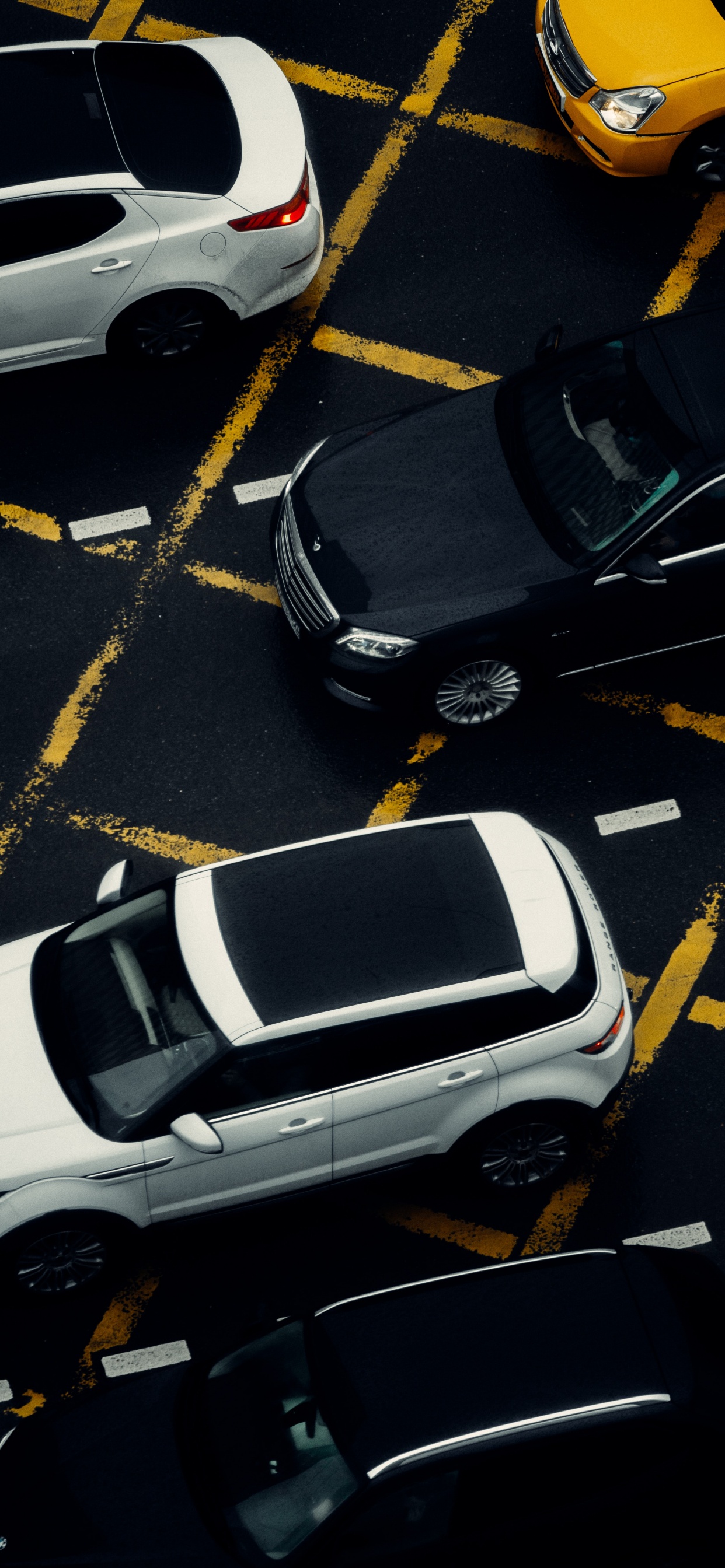 Обои ветровое стекло, легковые автомобили, автомобильный стояночный свет, колесо, белые в разрешении 1242x2688