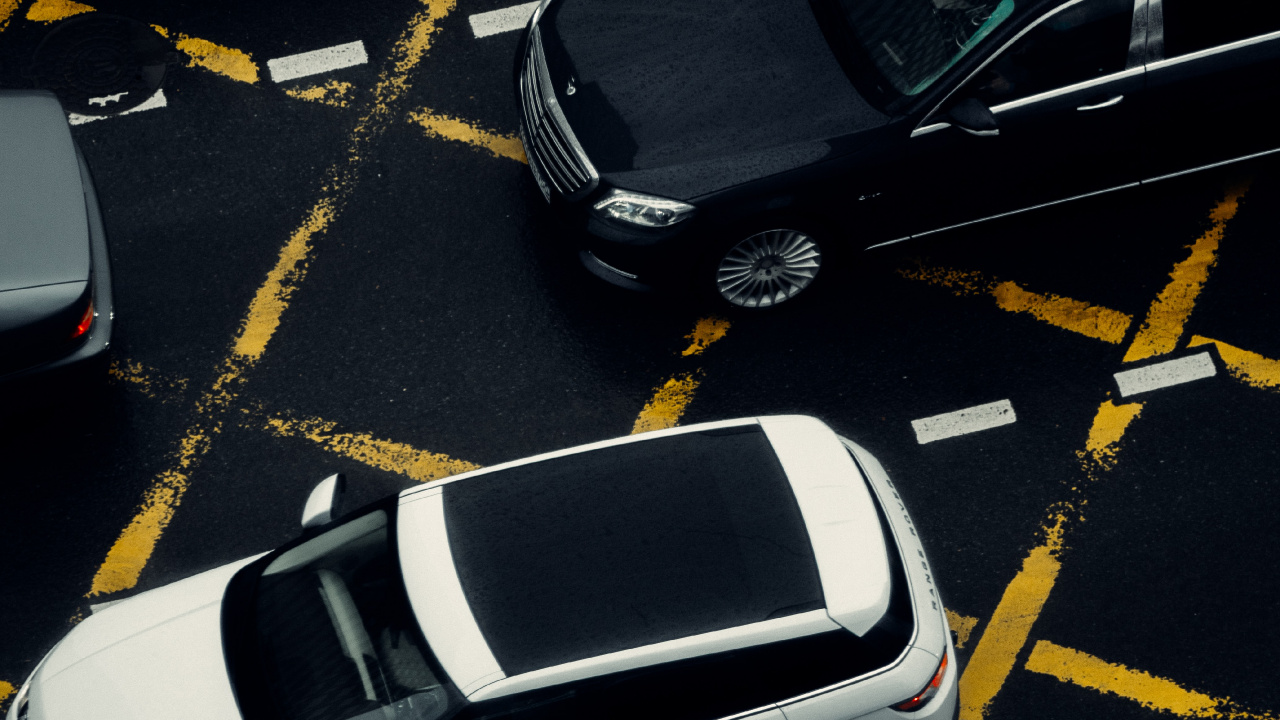 Обои ветровое стекло, легковые автомобили, автомобильный стояночный свет, колесо, белые в разрешении 1280x720