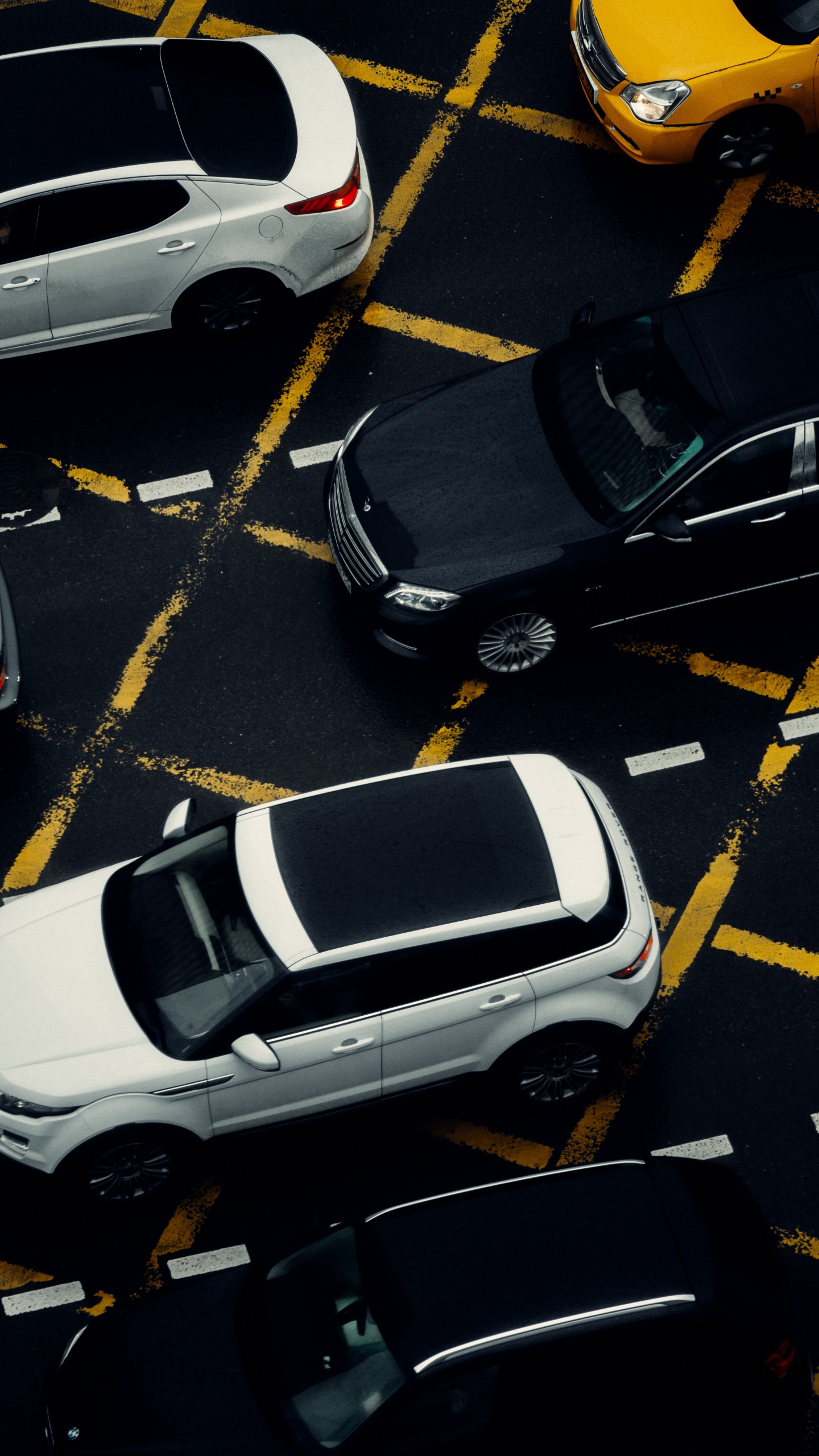 Обои ветровое стекло, легковые автомобили, автомобильный стояночный свет, колесо, белые в разрешении 1440x2560