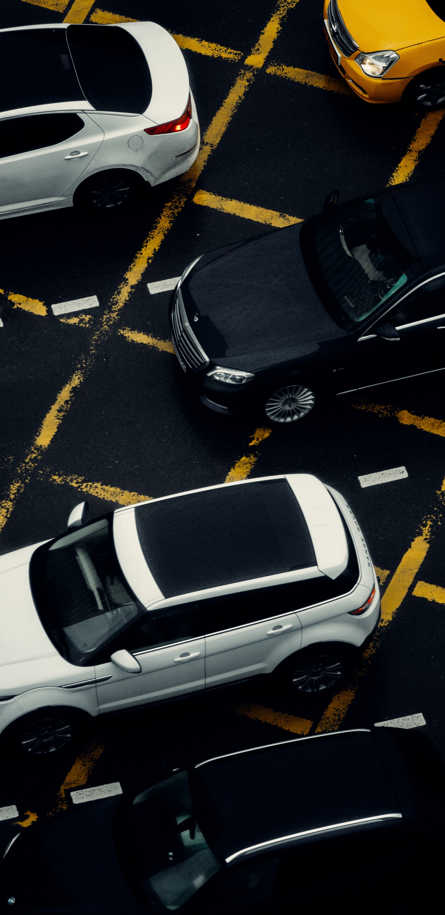 Обои ветровое стекло, легковые автомобили, автомобильный стояночный свет, колесо, белые в разрешении 1440x2960