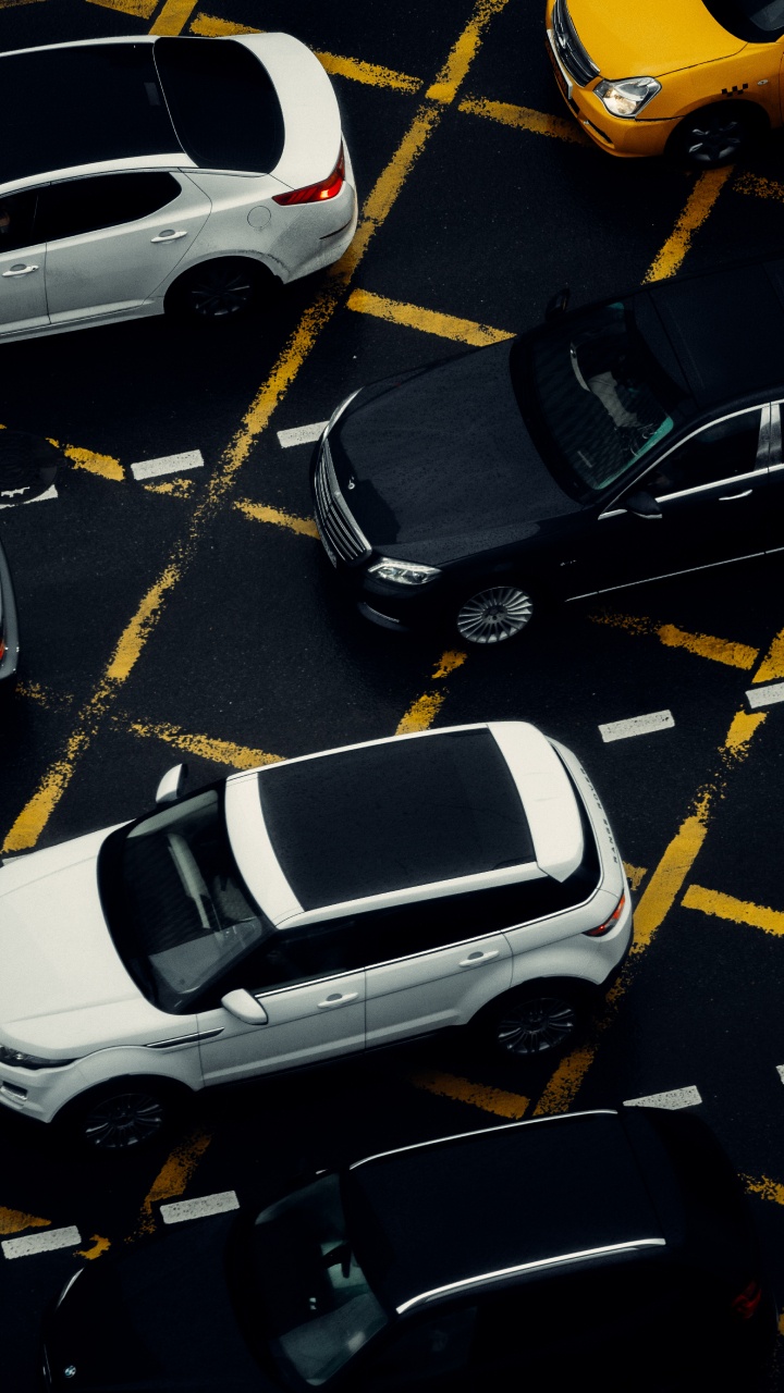 Обои ветровое стекло, легковые автомобили, автомобильный стояночный свет, колесо, белые в разрешении 720x1280