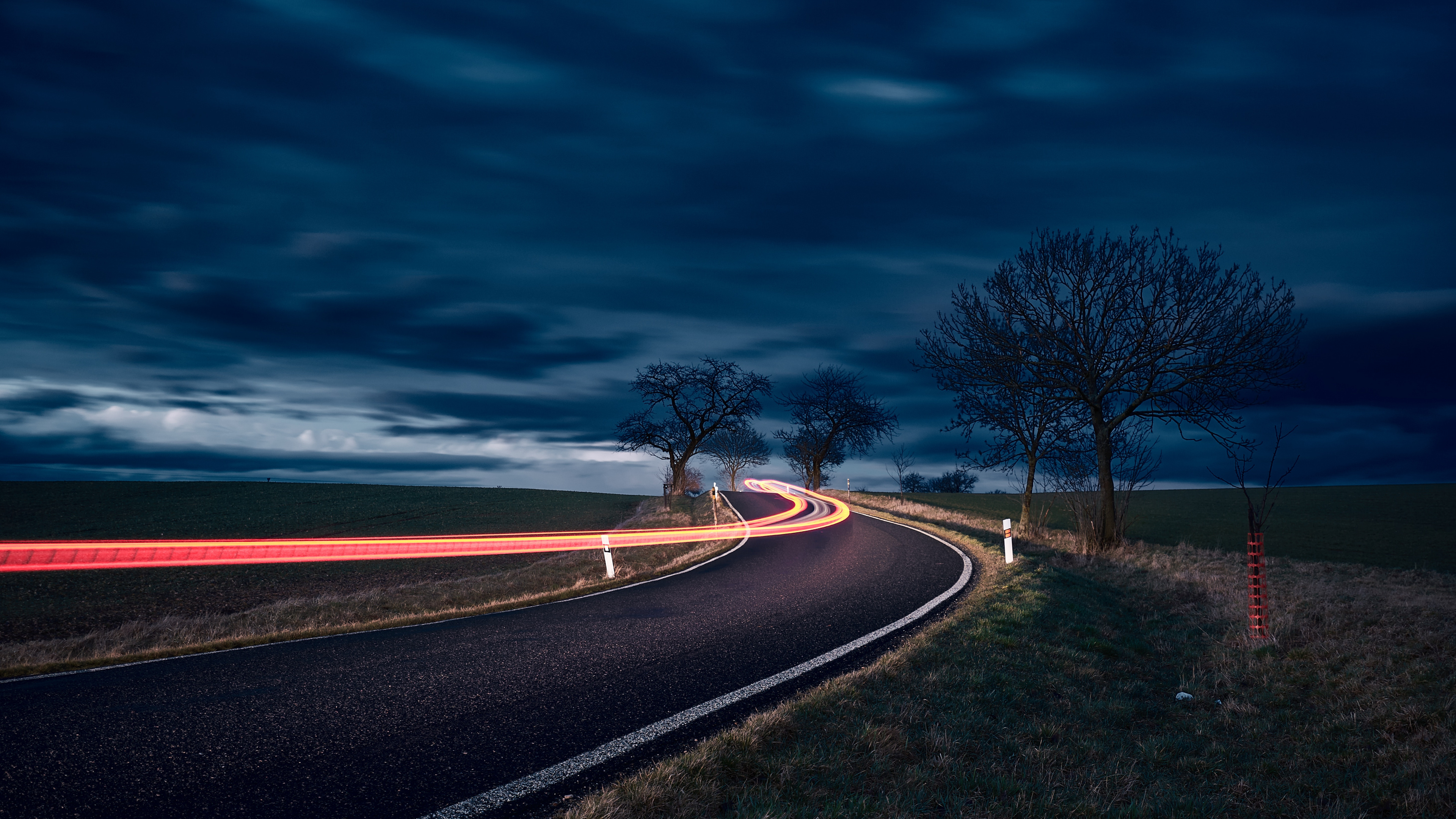 Обои дорога, ночь, синий, облако, дерево в разрешении 3840x2160