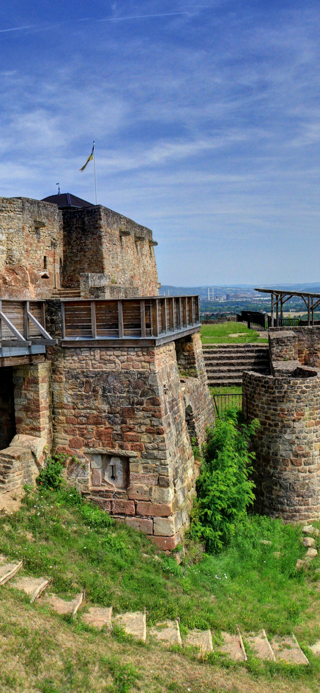 Обои фортификация, историческое место, развалины, откос, ориентир в разрешении 1242x2688