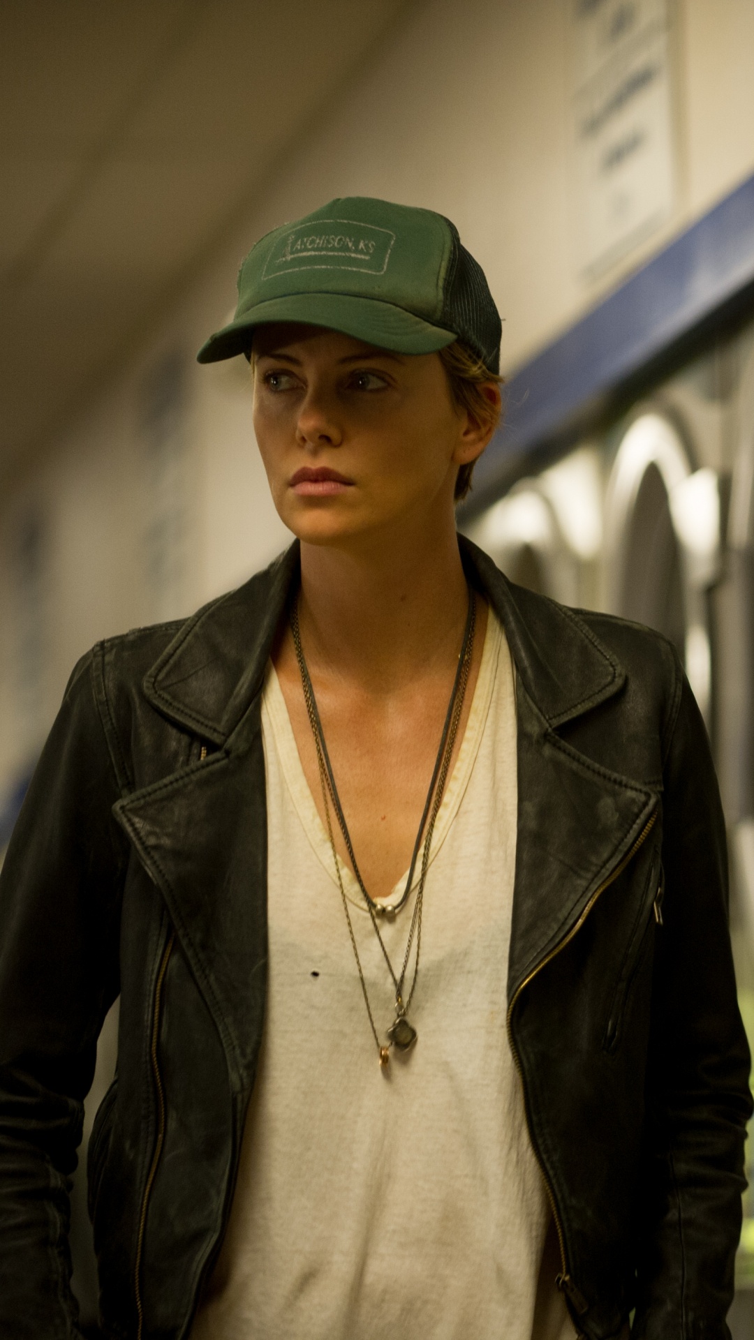 Обои Шарлиз Терон, триллер, куртка, верхняя одежда, архитектура в разрешении 1080x1920