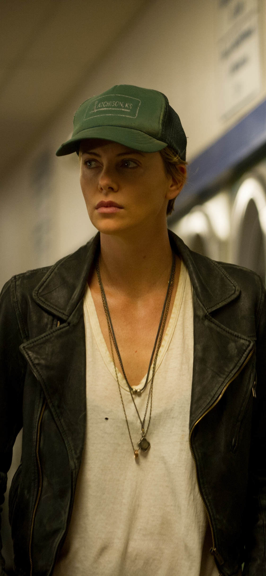 Обои Шарлиз Терон, триллер, куртка, верхняя одежда, архитектура в разрешении 1125x2436