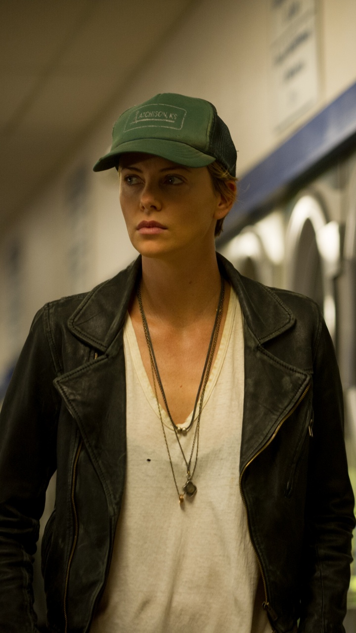 Обои Шарлиз Терон, триллер, куртка, верхняя одежда, архитектура в разрешении 720x1280