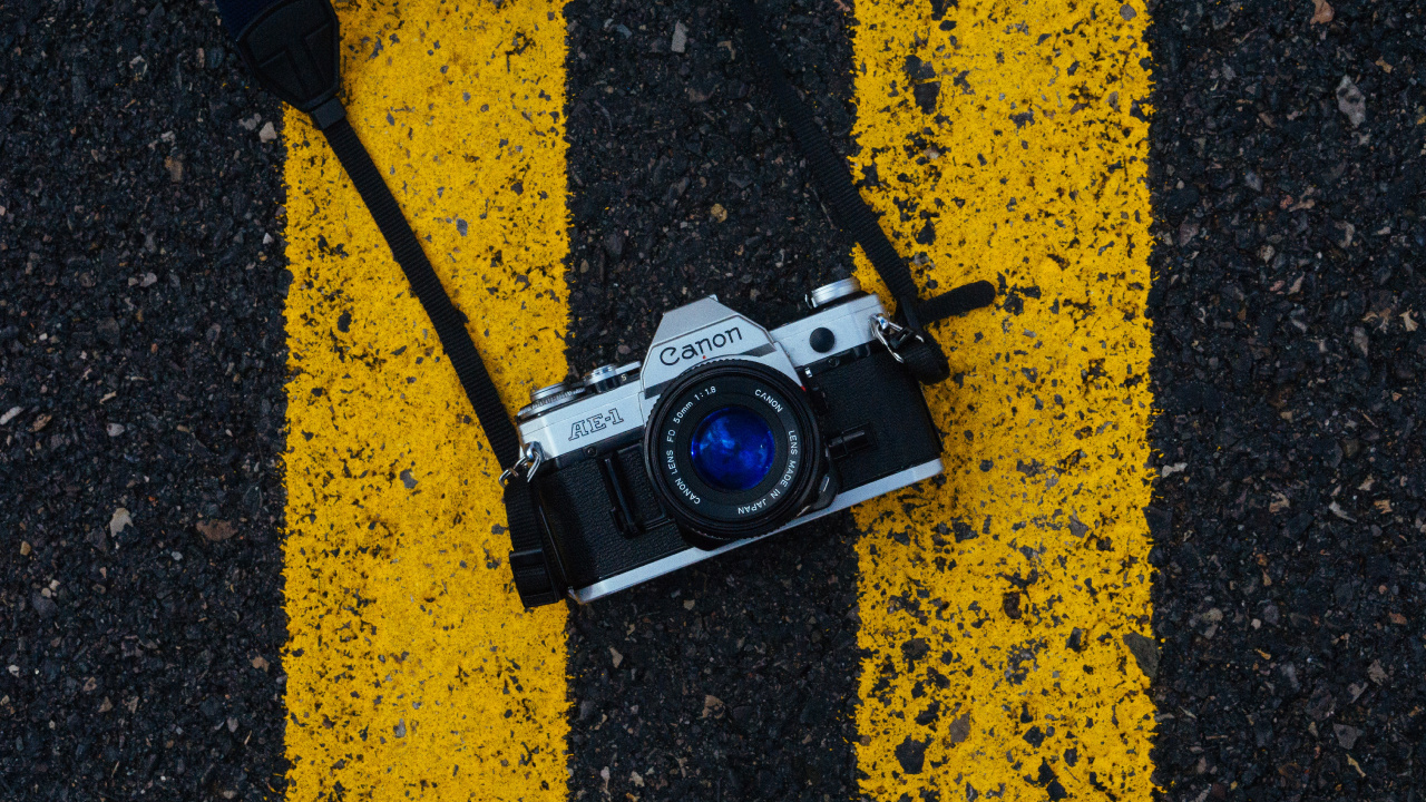 Обои камера, желтый, красочность, линия, дорога в разрешении 1280x720