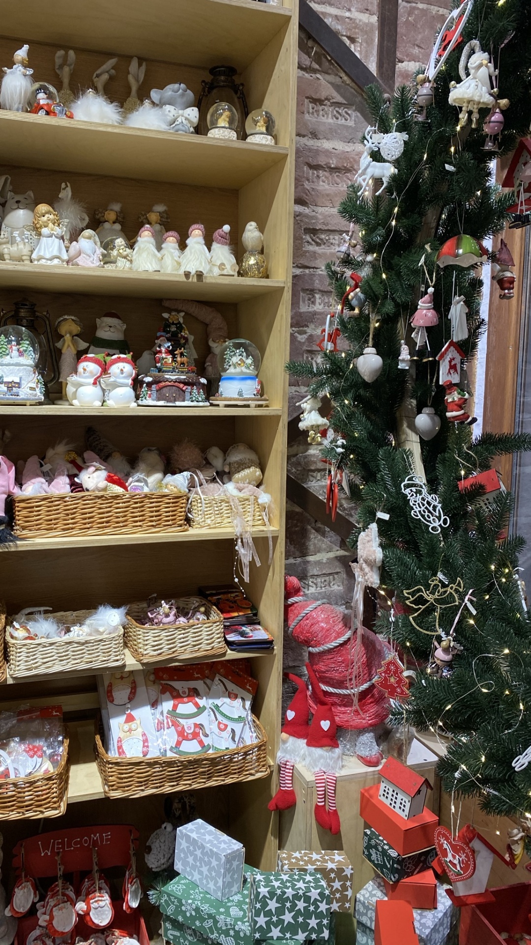 Обои Рождественские украшения, Рождественский день, праздник, полка, стеллаж в разрешении 1080x1920