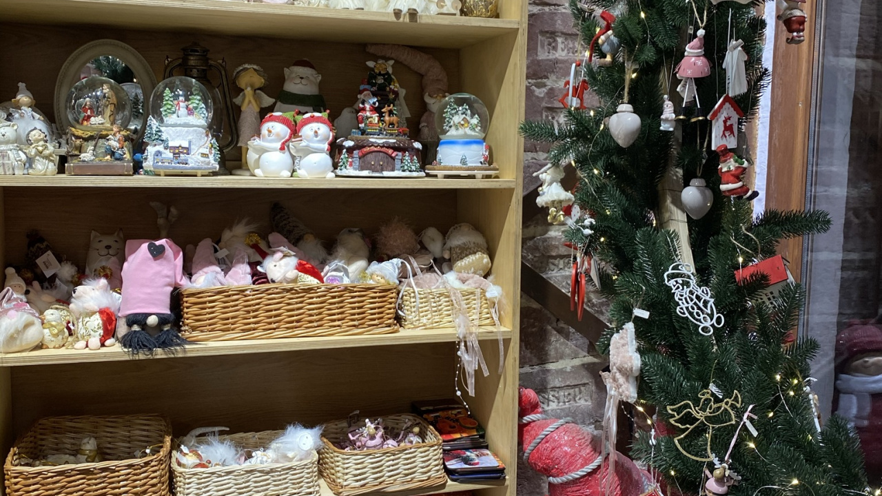 Обои Рождественские украшения, Рождественский день, праздник, полка, стеллаж в разрешении 1280x720