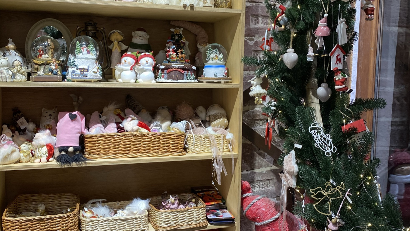 Обои Рождественские украшения, Рождественский день, праздник, полка, стеллаж в разрешении 1366x768