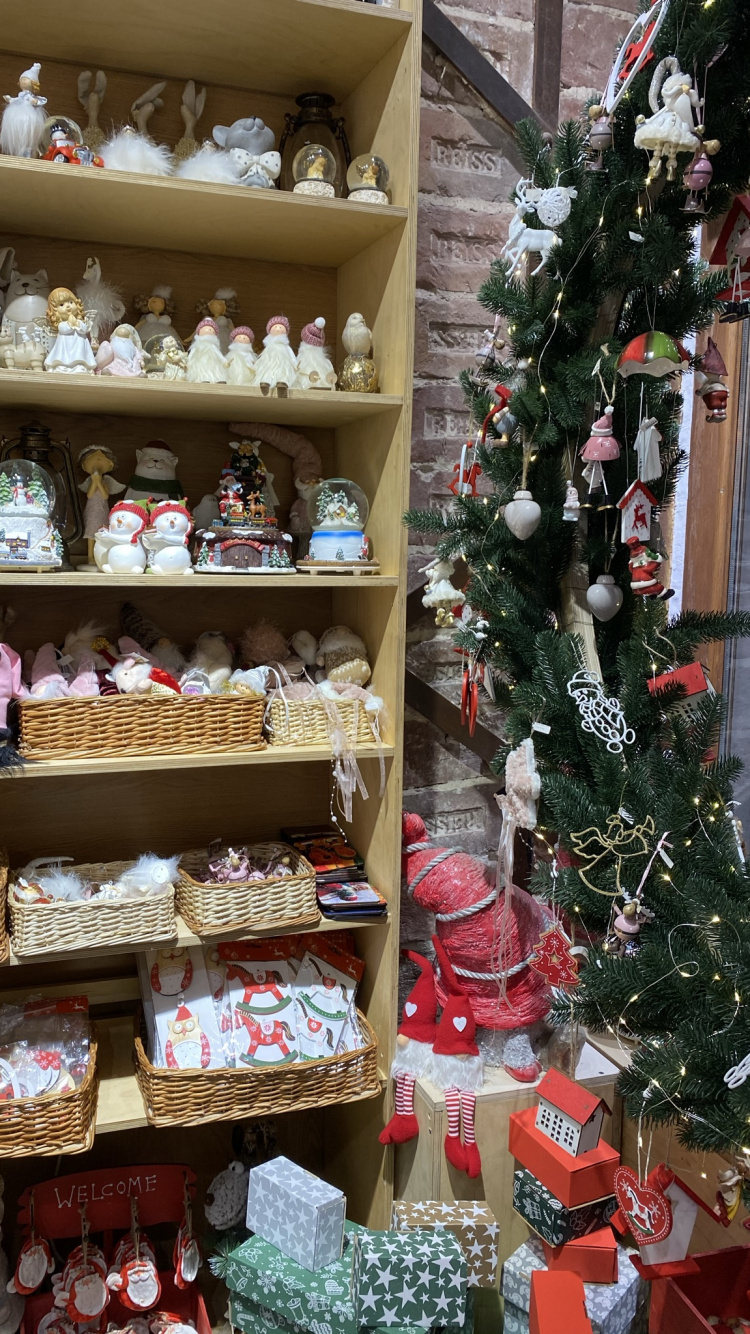 Обои Рождественские украшения, Рождественский день, праздник, полка, стеллаж в разрешении 750x1334