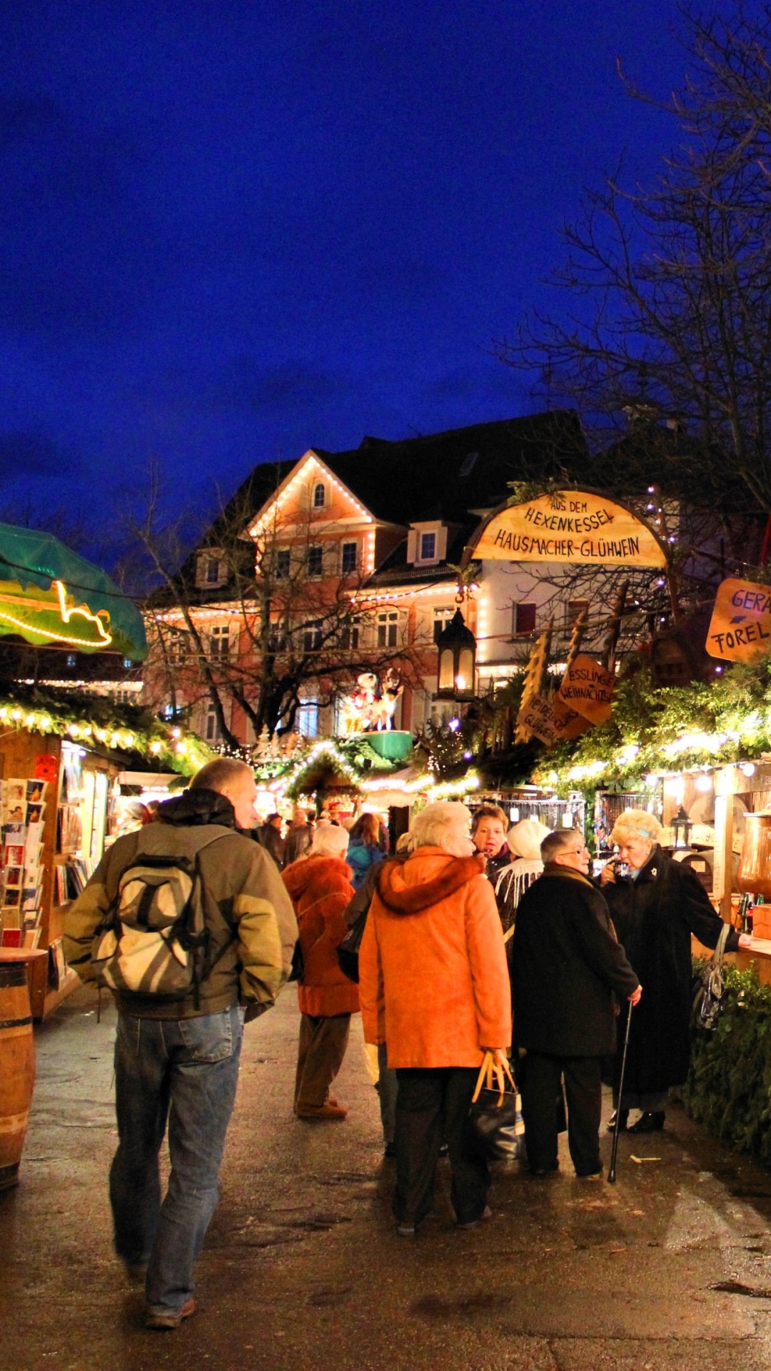 Обои Рождественский день, Рождественский рынок, ночь, городок, туризм в разрешении 1080x1920