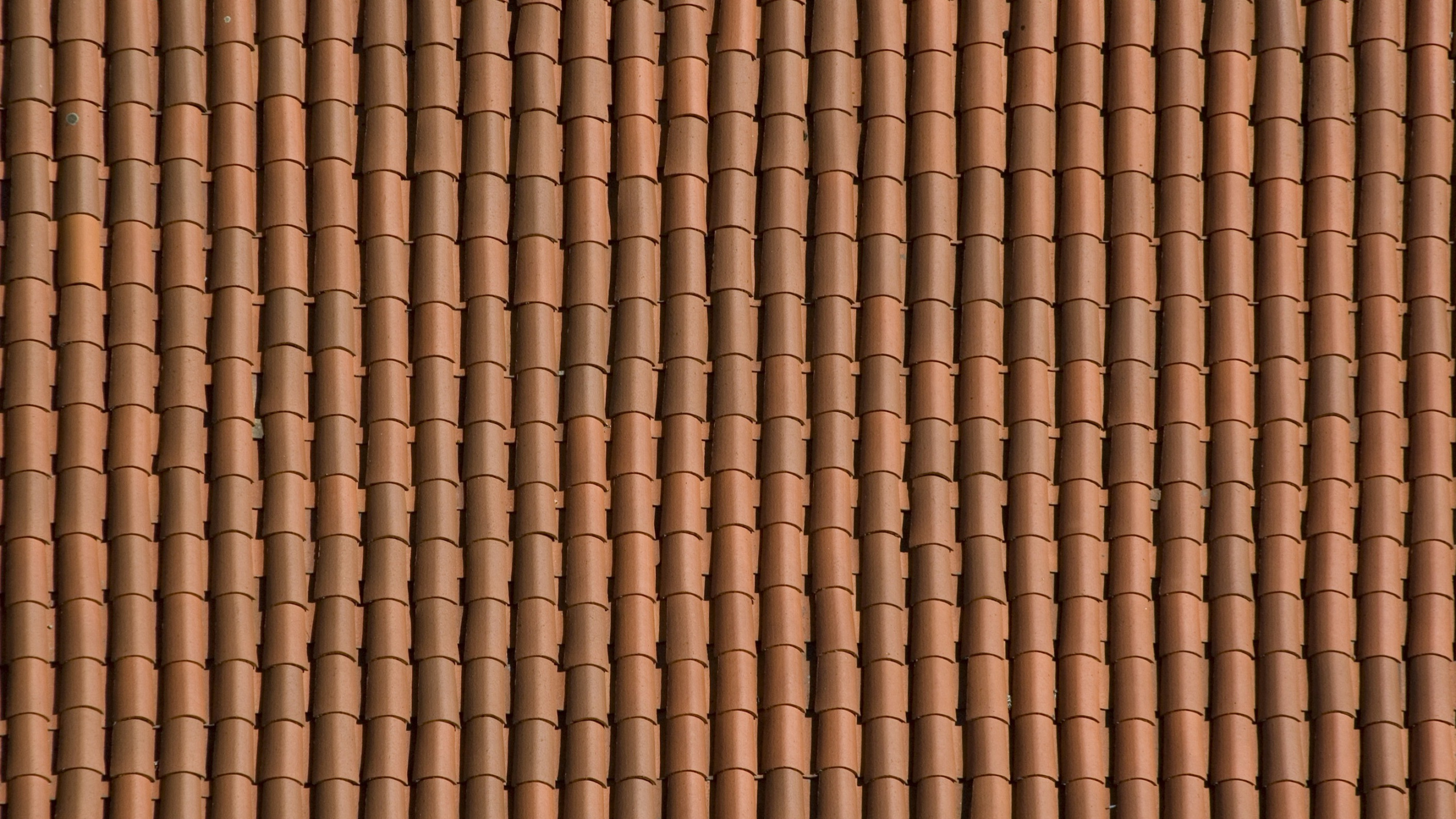 Обои стена, крыша, черепица, древесина, узор в разрешении 2560x1440