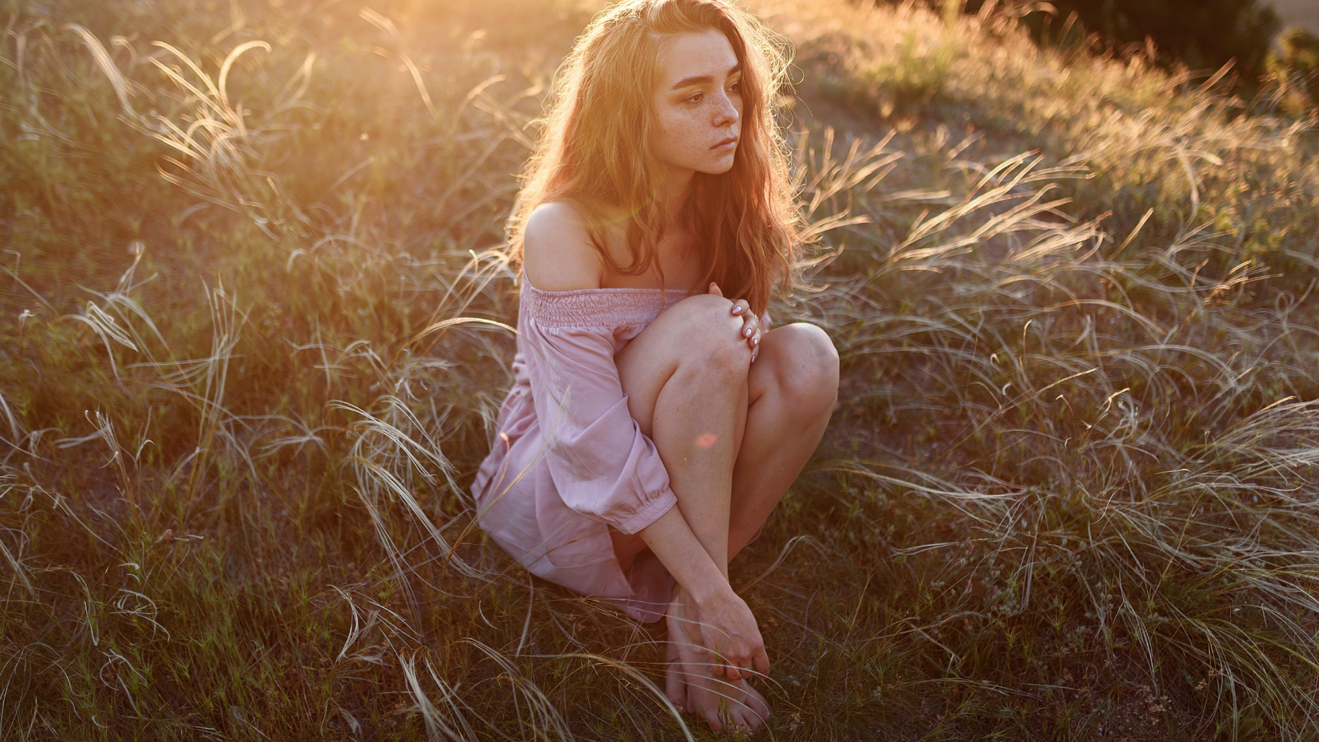 Обои красота, рыжие волосы, растение, свет, нога в разрешении 1920x1080