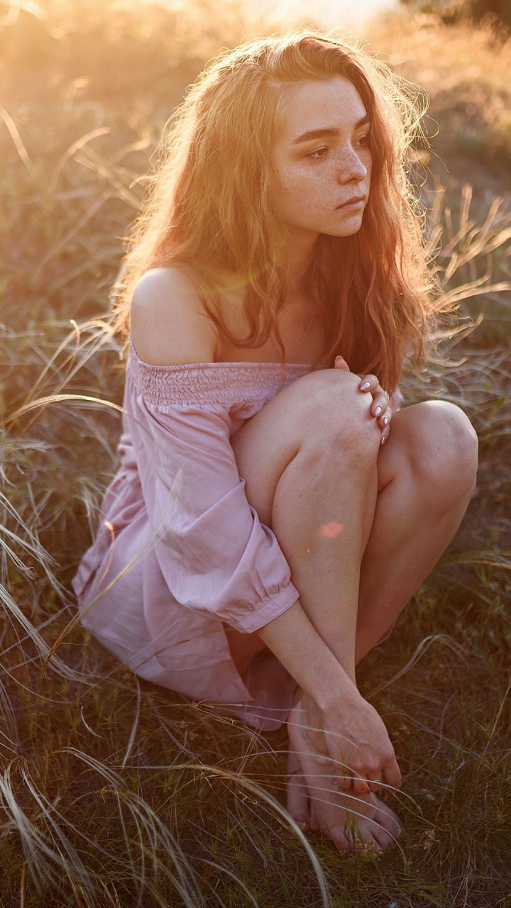 Обои красота, рыжие волосы, растение, свет, нога в разрешении 720x1280