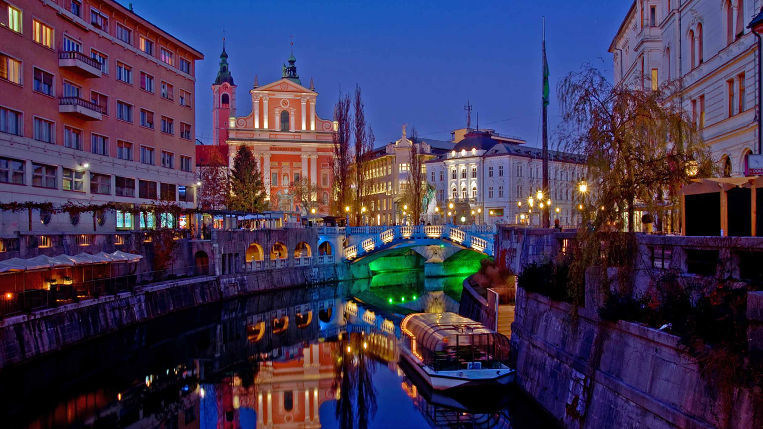 Обои Любляна, канал, водный путь, ночь, отражение в разрешении 2560x1440