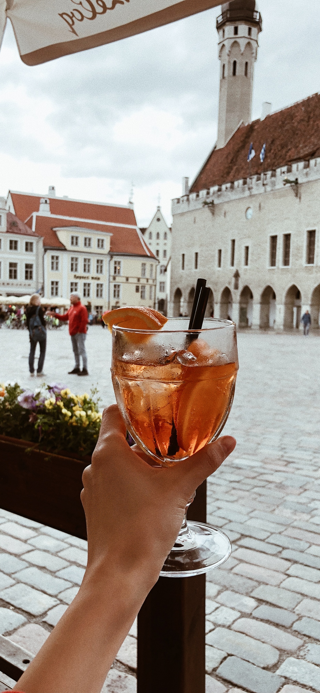 Обои Ратушная площадь, Таллинская Ратуша, вода, туризм, водоем в разрешении 1242x2688