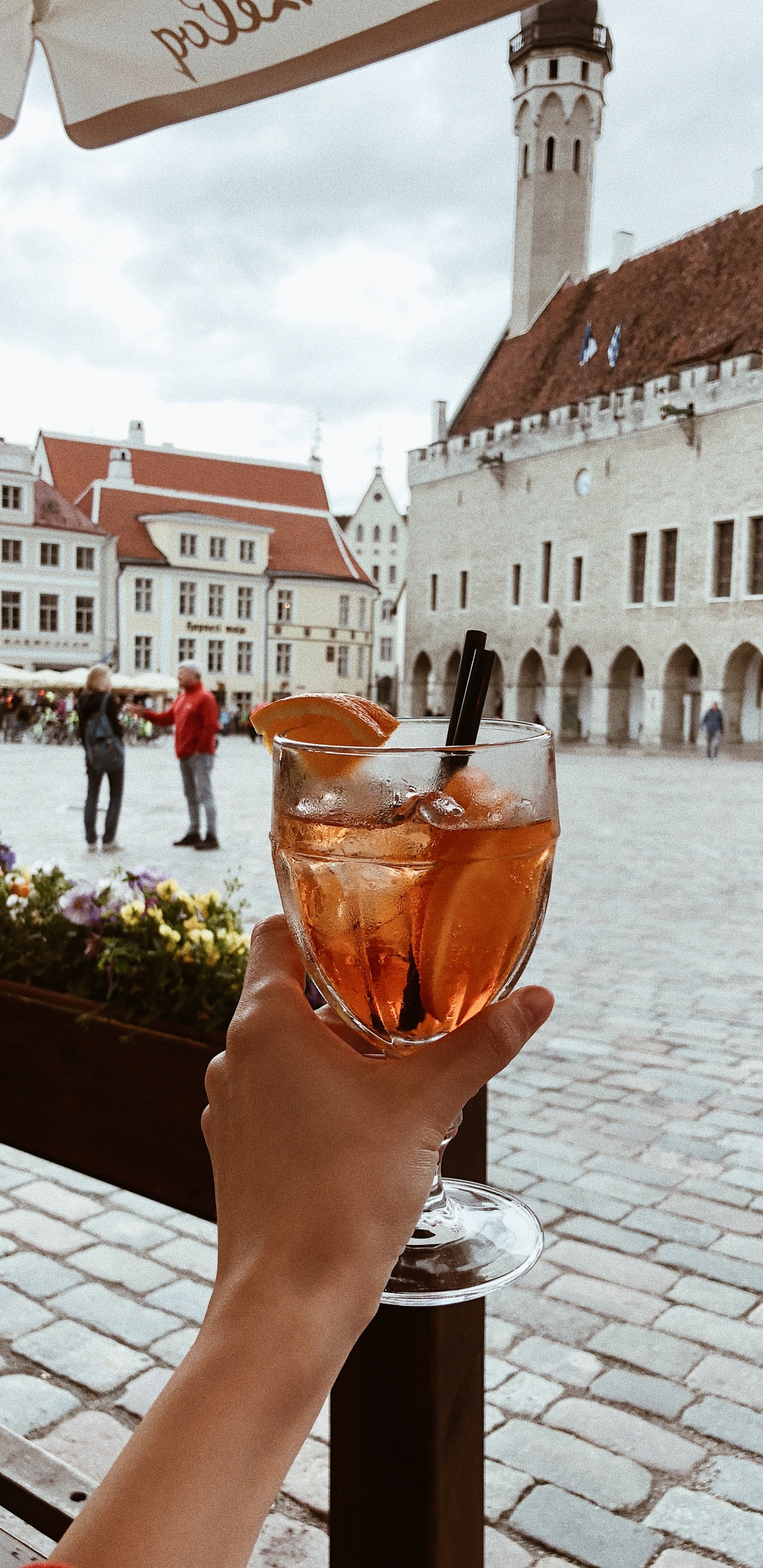 Обои Ратушная площадь, Таллинская Ратуша, вода, туризм, водоем в разрешении 1440x2960