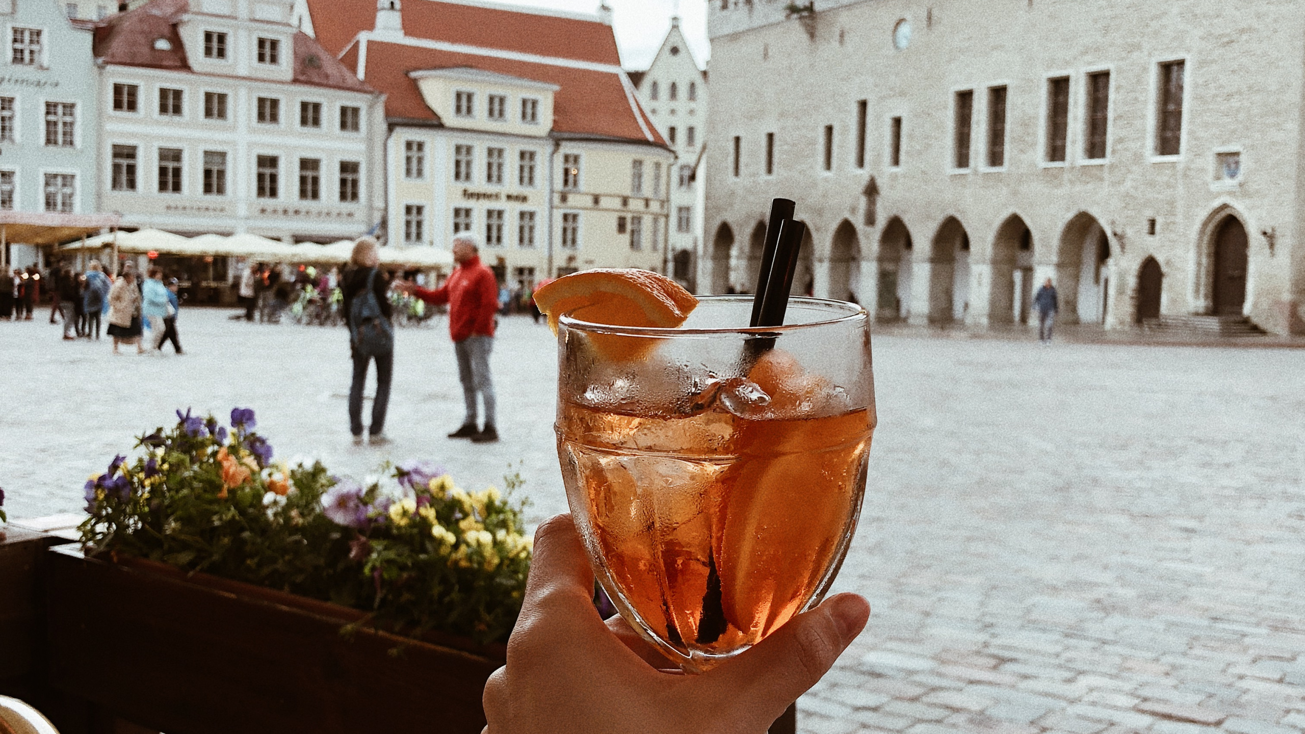 Обои Ратушная площадь, Таллинская Ратуша, вода, туризм, водоем в разрешении 2560x1440