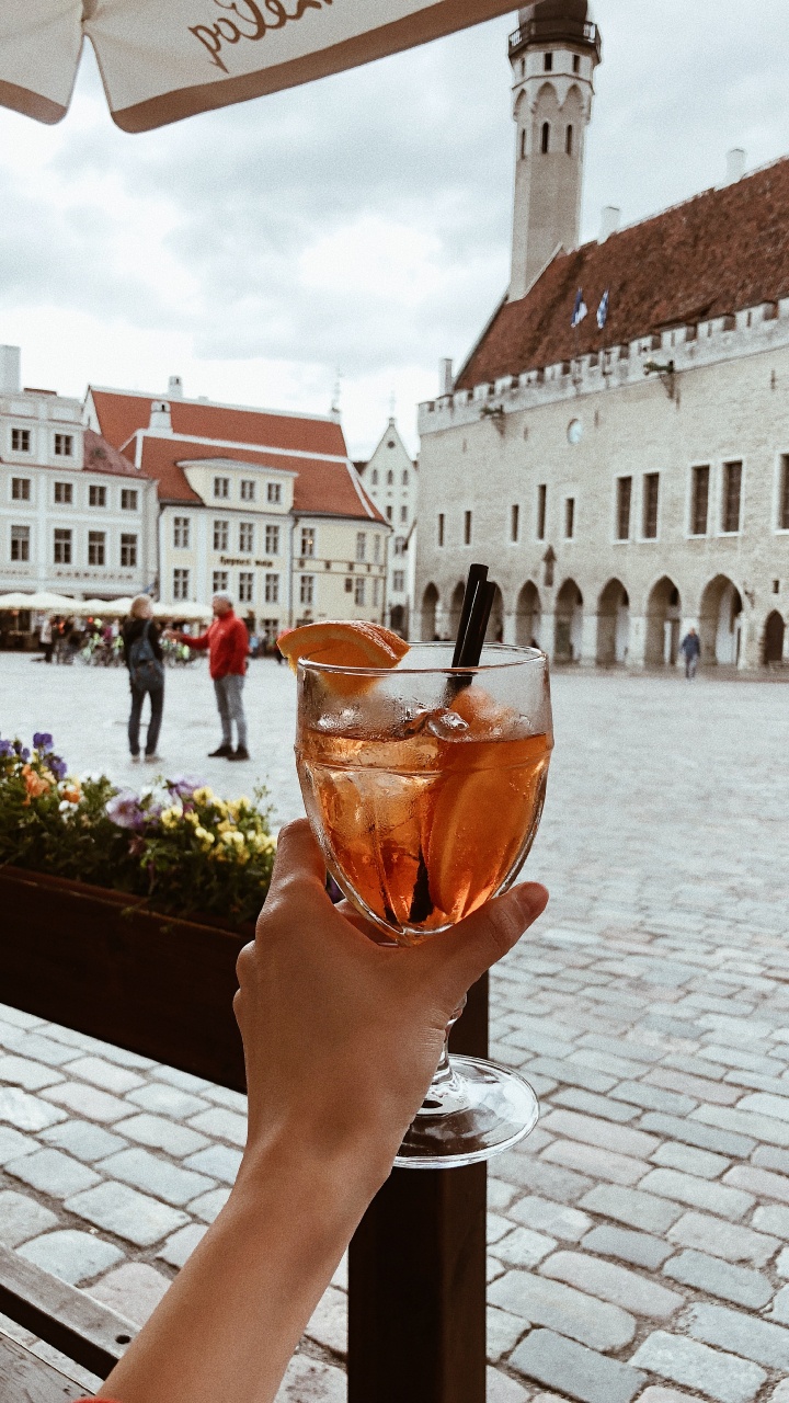 Обои Ратушная площадь, Таллинская Ратуша, вода, туризм, водоем в разрешении 720x1280