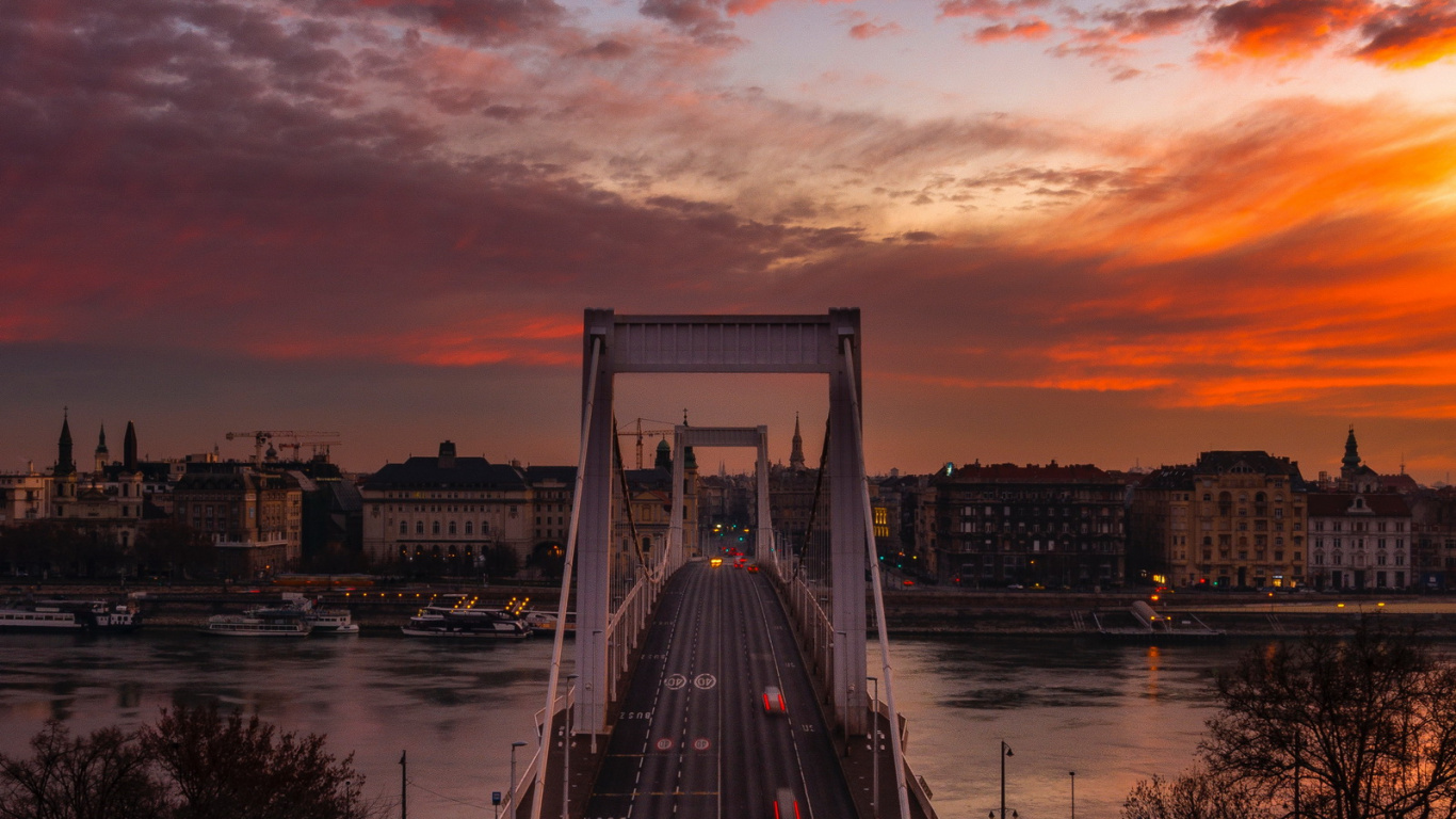 Обои Будапешт, облако, вода, растение, инфраструктура в разрешении 1366x768