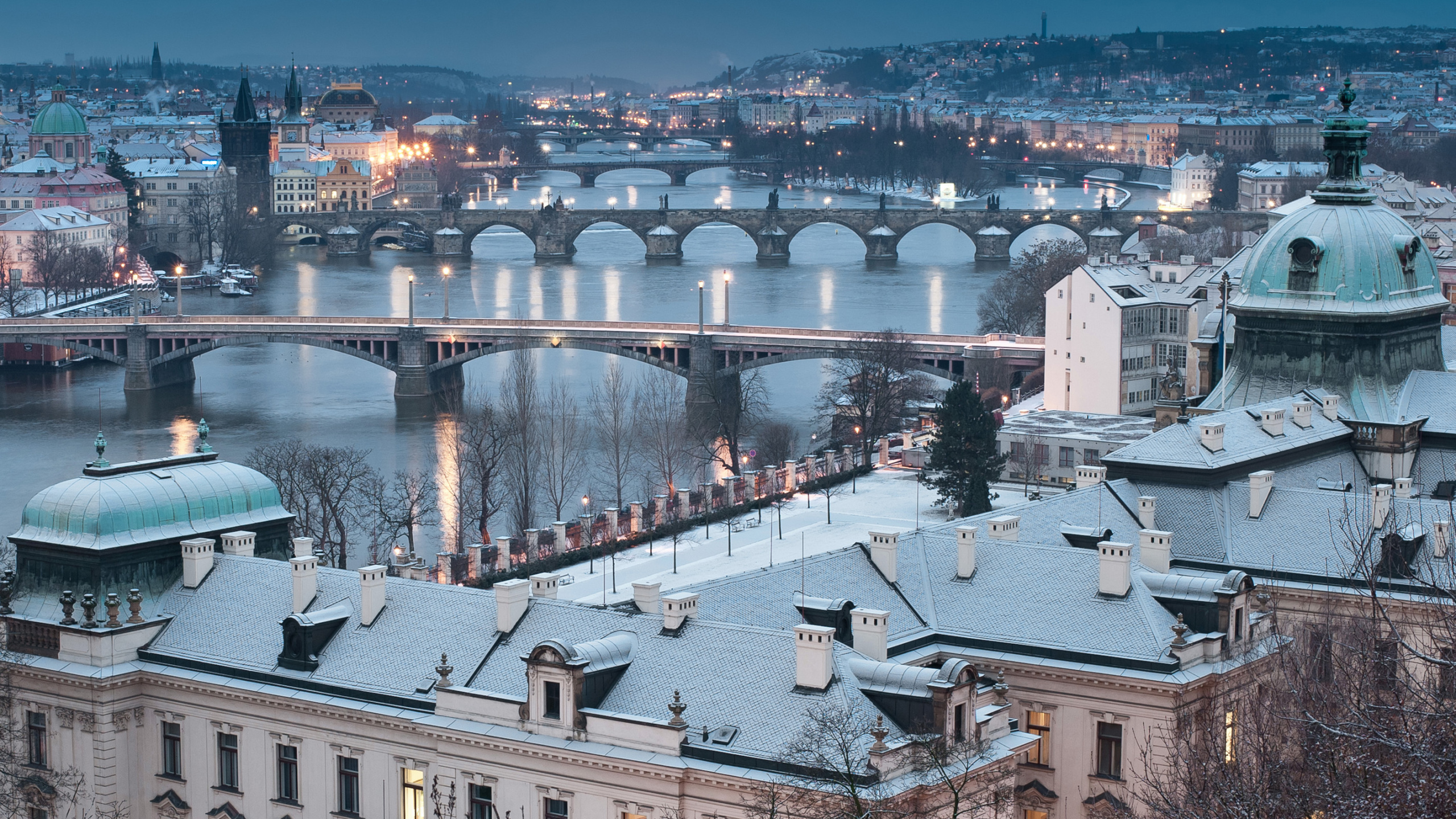 Обои город, ориентир, городской пейзаж, городской район, городок в разрешении 2560x1440