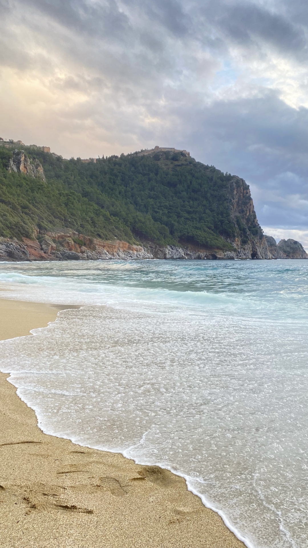 Обои Пещеры Дамлаташ, вода, облако, пляж, природный ландшафт в разрешении 1080x1920