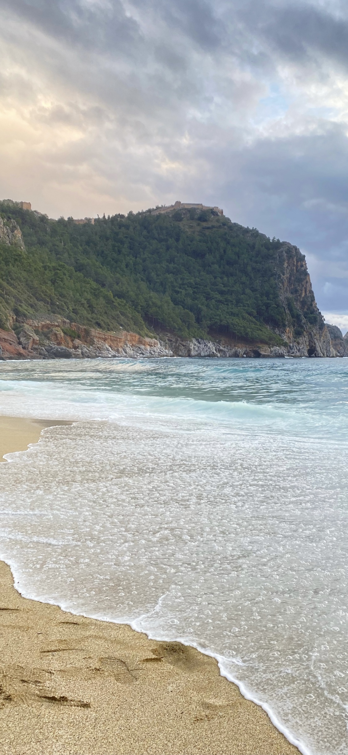 Обои Пещеры Дамлаташ, вода, облако, пляж, природный ландшафт в разрешении 1125x2436