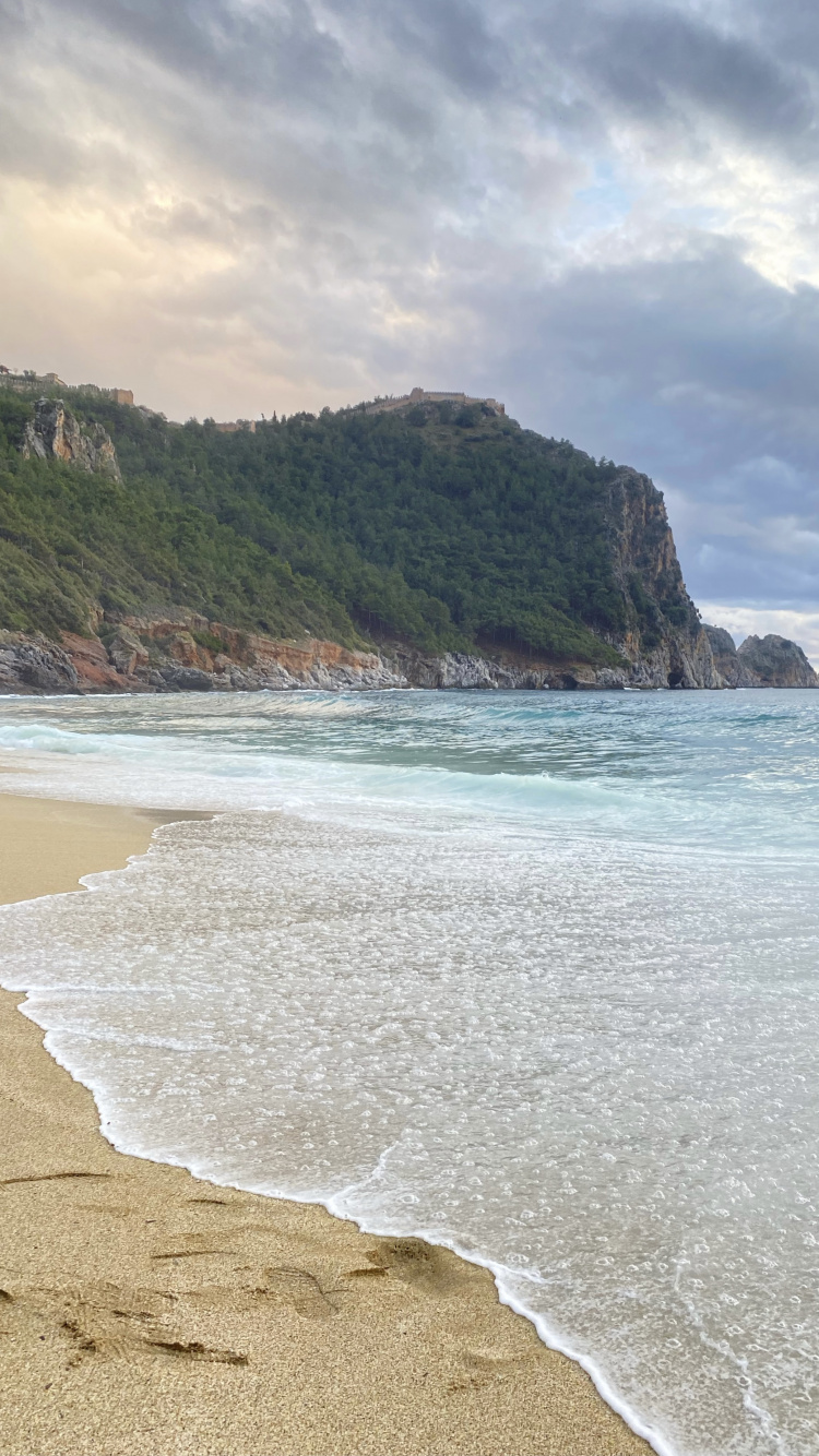 Обои Пещеры Дамлаташ, вода, облако, пляж, природный ландшафт в разрешении 750x1334