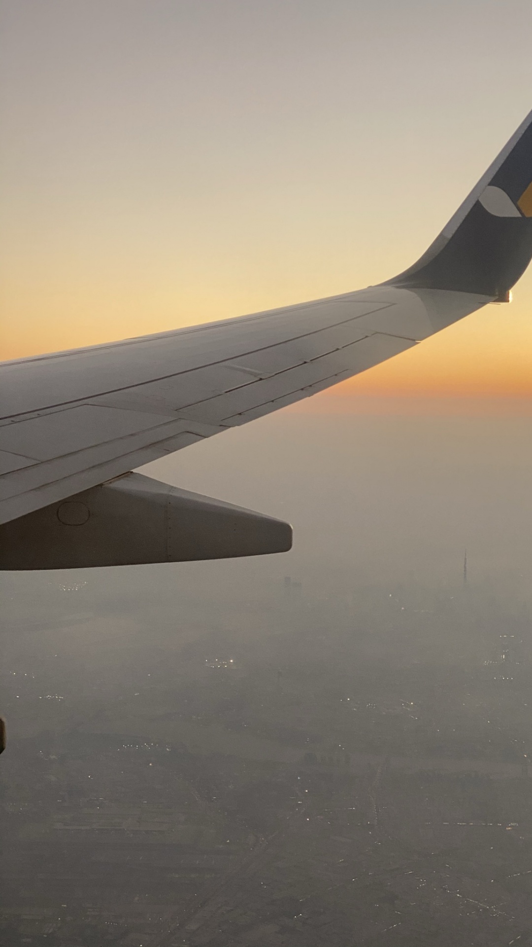 Обои самолет, дневное время, авиалайнер, атмосфера, воздушное путешествие в разрешении 1080x1920