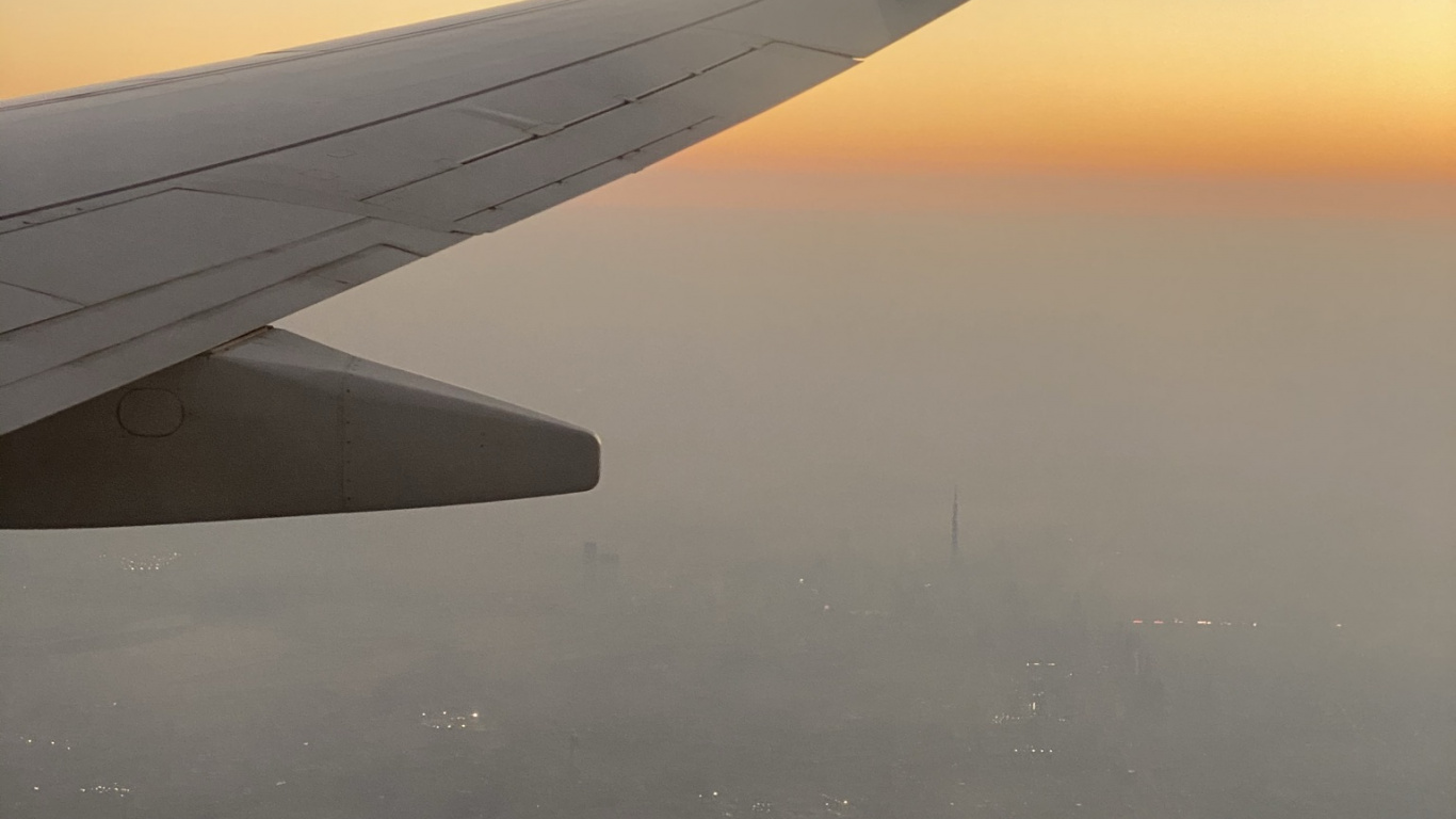 Обои самолет, дневное время, авиалайнер, атмосфера, воздушное путешествие в разрешении 1366x768
