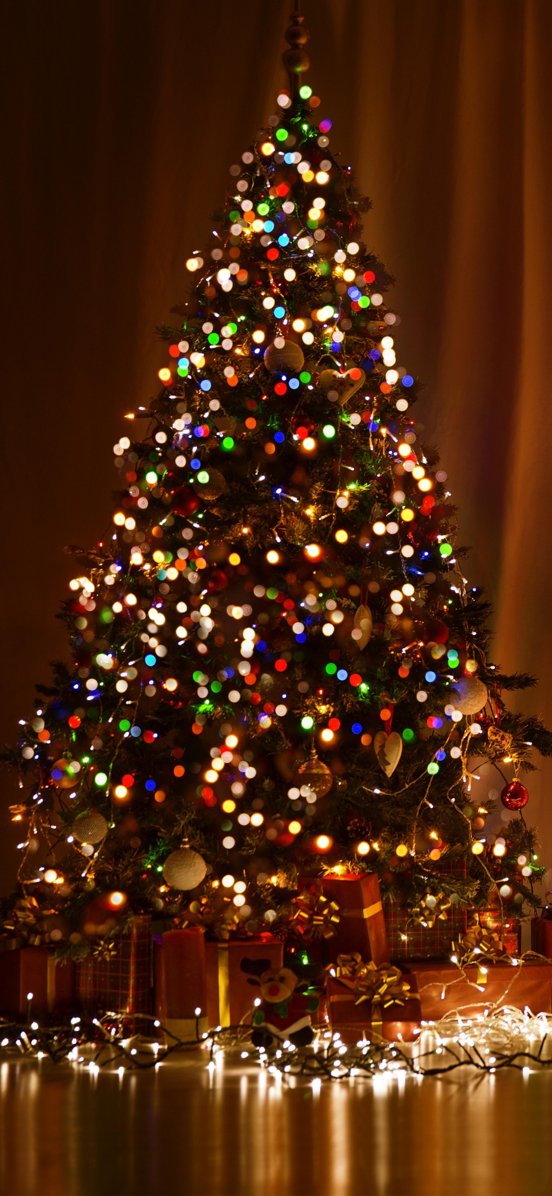 Обои Рождественский день, елка, Рождественские огни, Рождественские украшения, праздник в разрешении 1125x2436