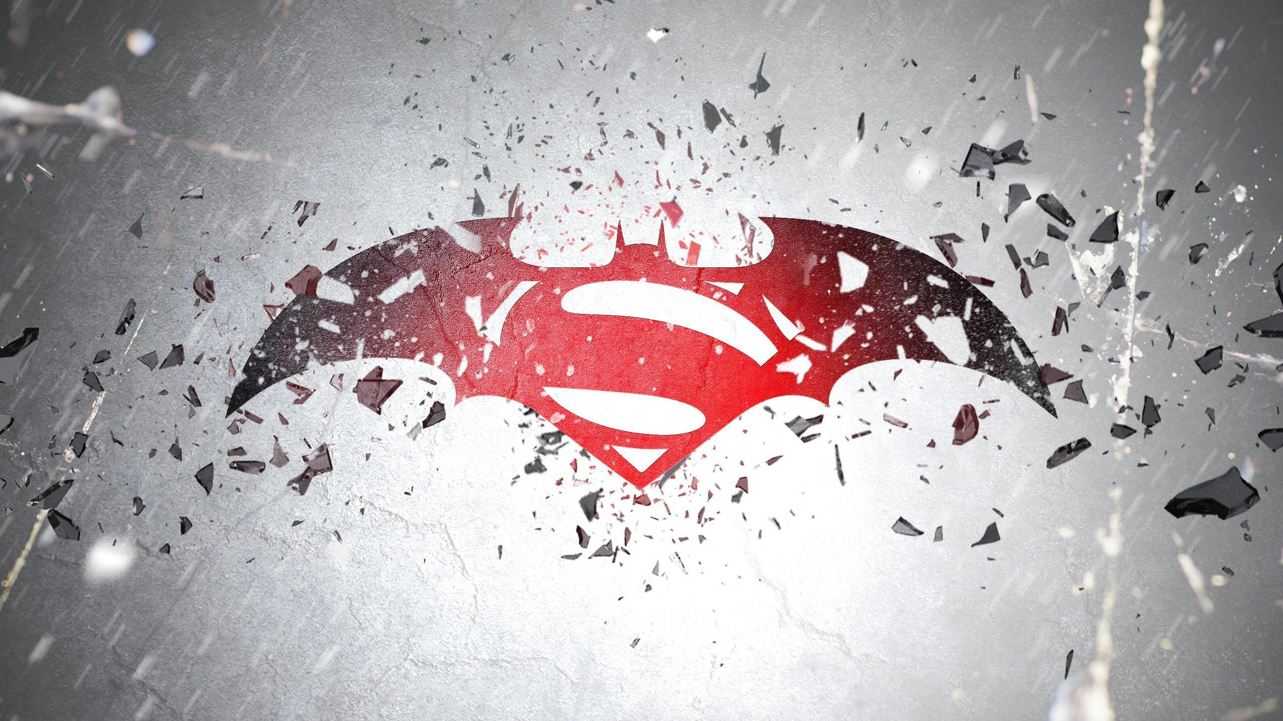 Обои Бэтмен, Супермен, Логотип супермена, красный цвет, вода в разрешении 2560x1440
