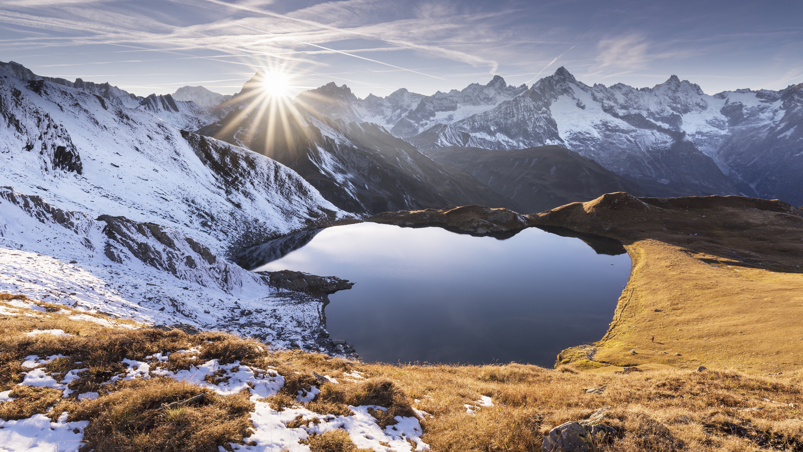 Обои гора, горный хребет, каровое озеро, горный рельеф, природный ландшафт в разрешении 2560x1440