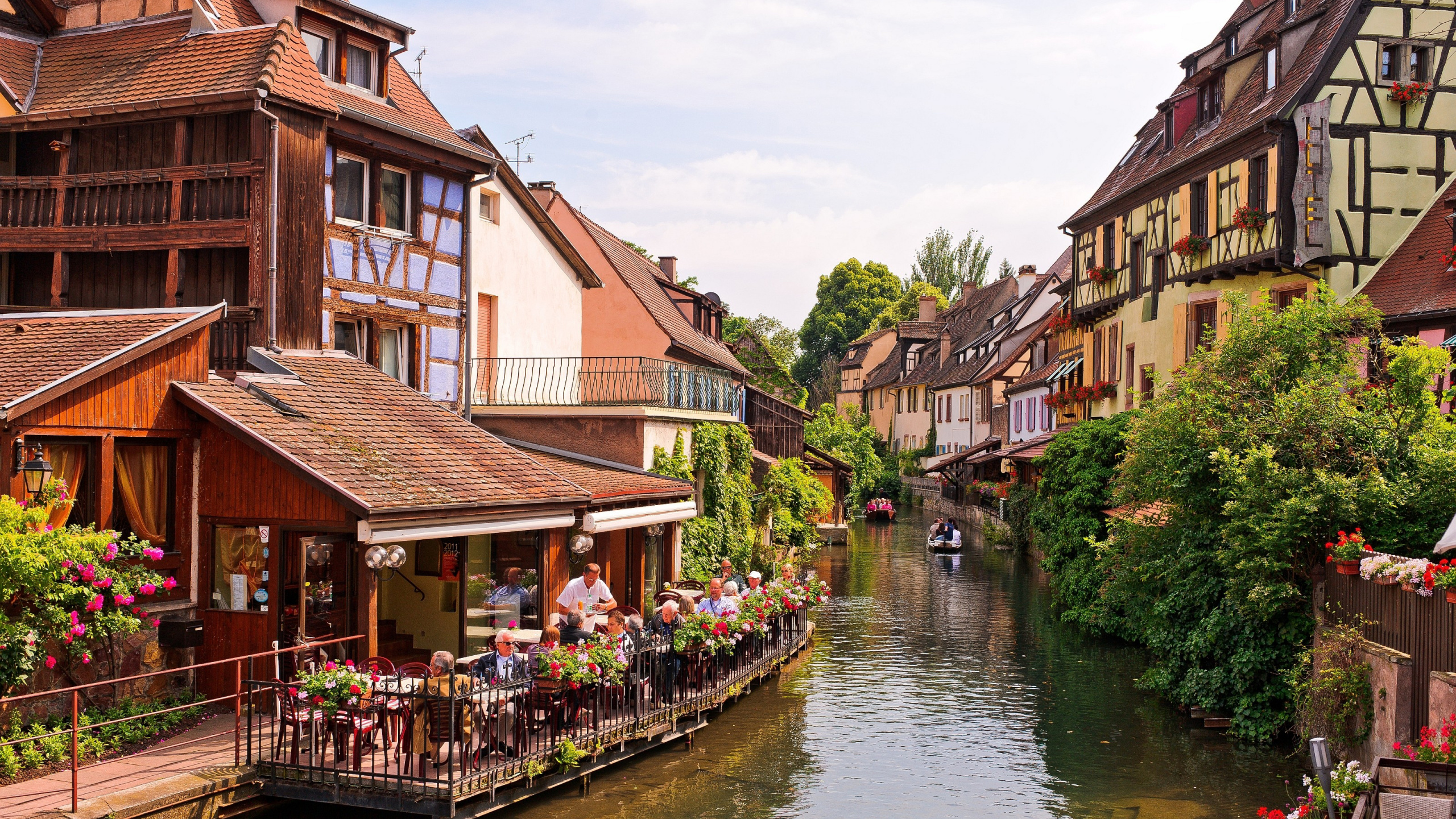 Обои улица, город, водный путь, жилье, туризм в разрешении 2560x1440