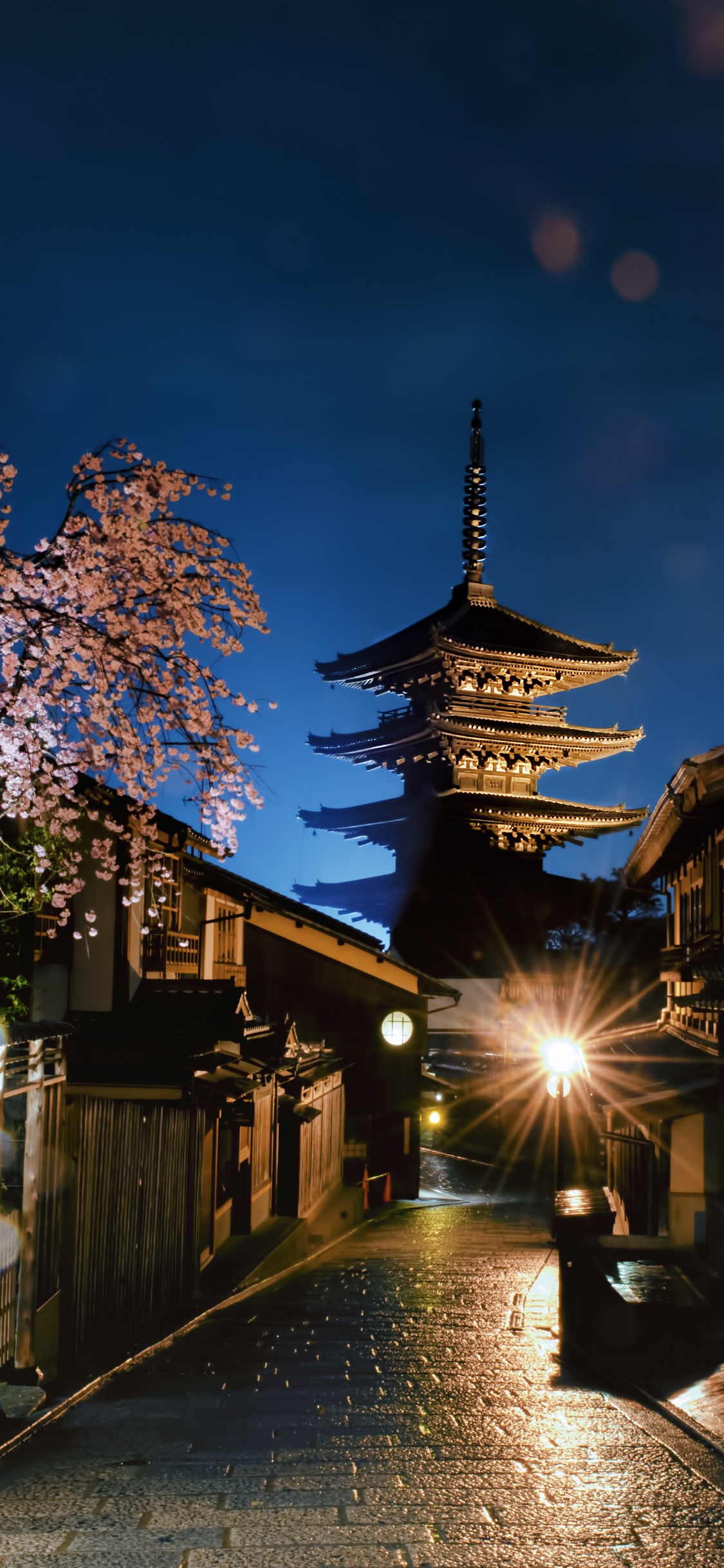 Обои Япония, освещение, облако, древесина, дорожное покрытие в разрешении 1125x2436