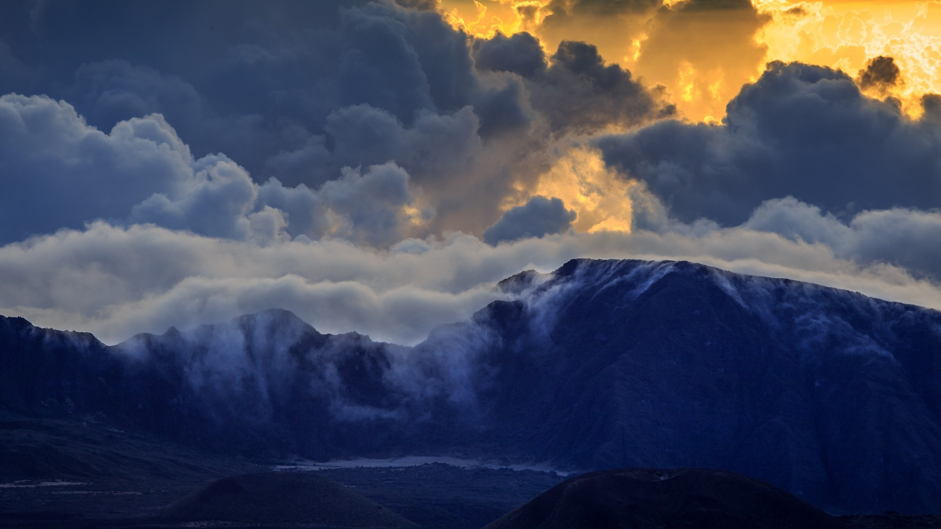 Обои гора, облако, кучевое облако, горный хребет, атмосфера в разрешении 1920x1080
