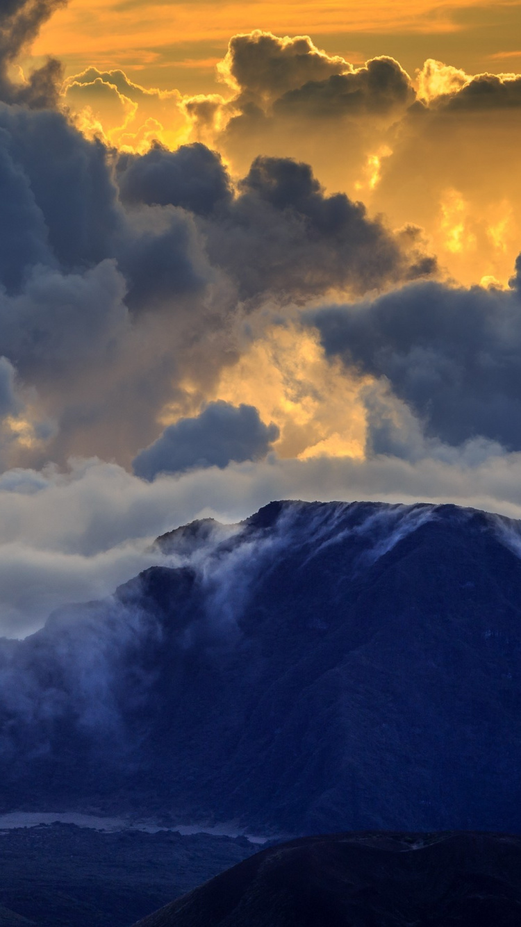 Обои гора, облако, кучевое облако, горный хребет, атмосфера в разрешении 750x1334