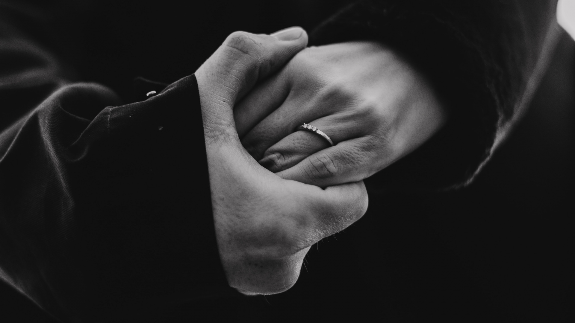 Обои белые, черный, монохромный, рука, жест в разрешении 1920x1080