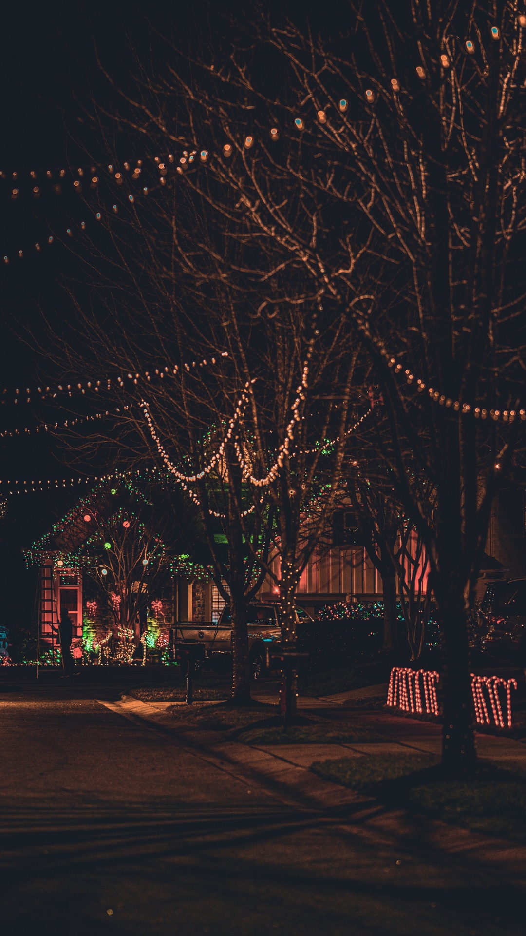 Обои Рождественские огни, гирлянда, уличный фонарь, украшение, орнамент в разрешении 1080x1920